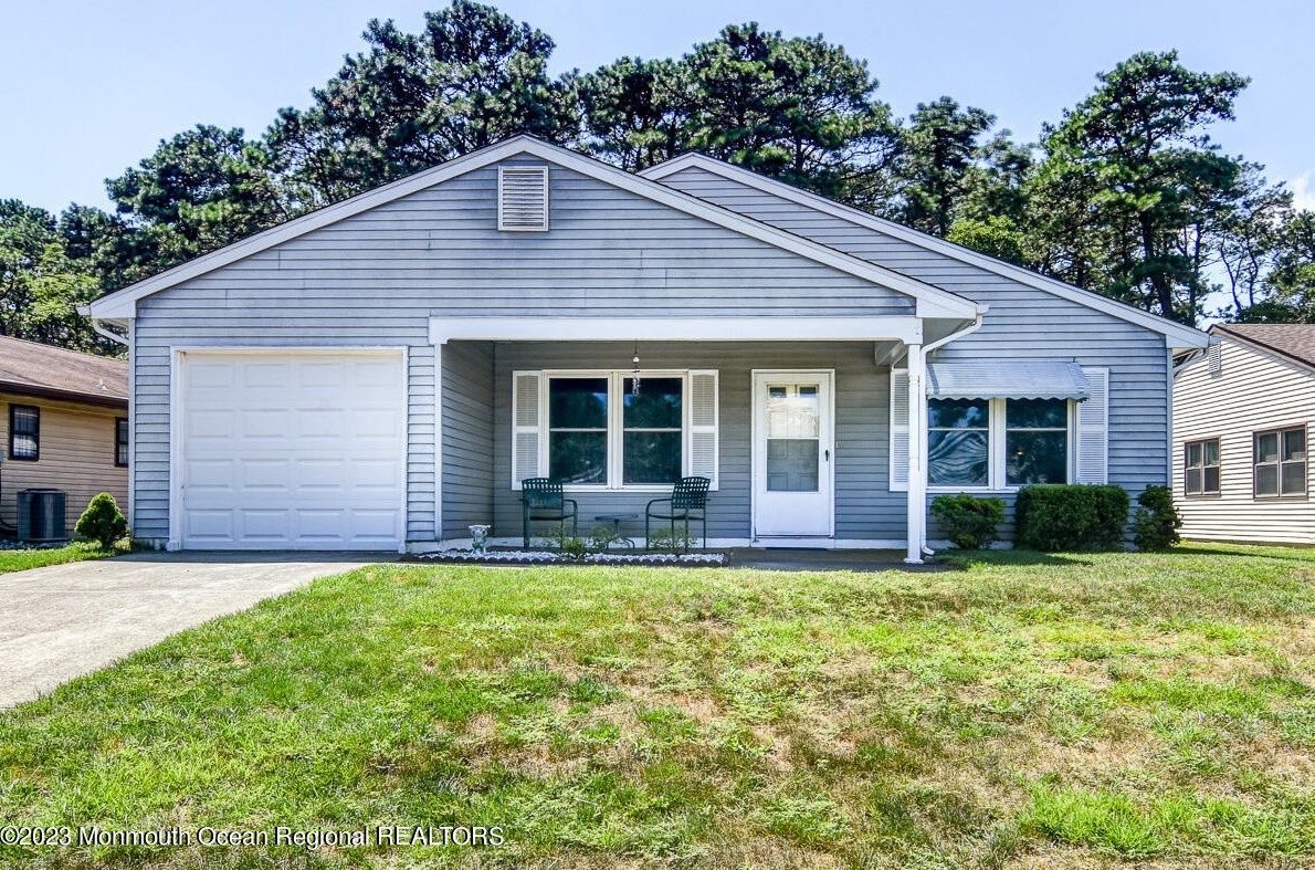38 Nautilus Dr, Bricktown, NJ 08723
