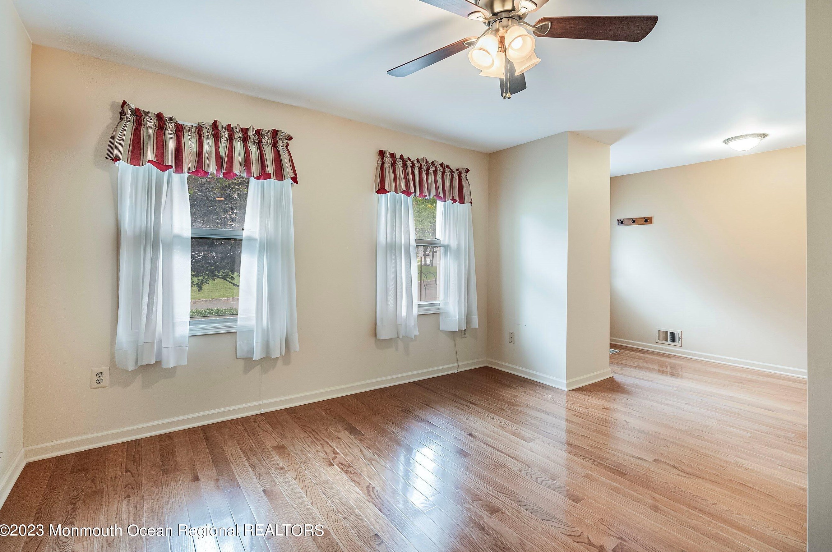 16 Oak Knoll Dr, Matawan, NJ 07747-2650