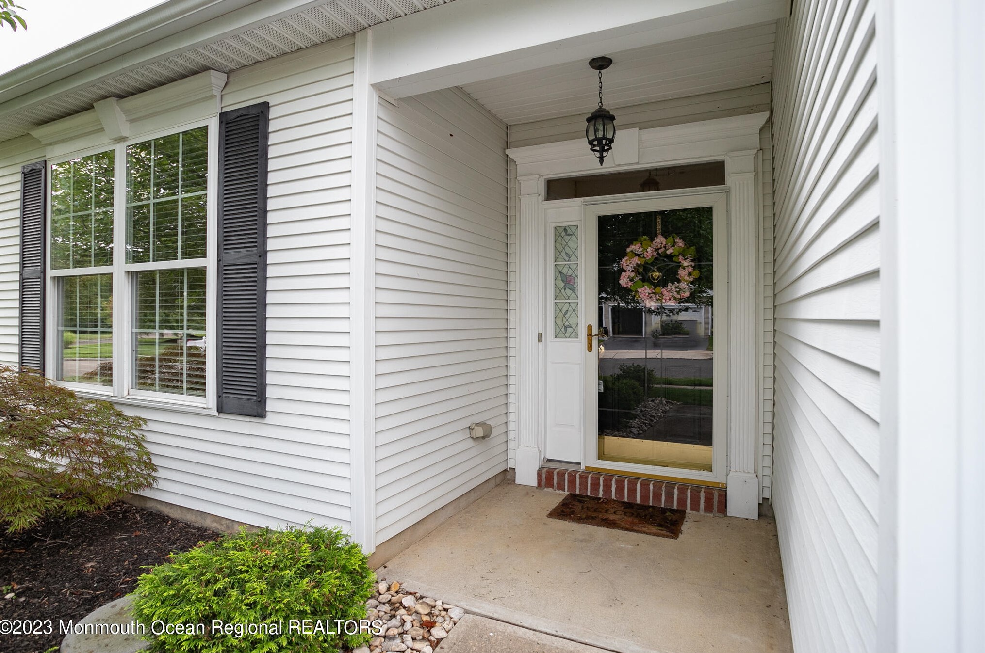 155 Minuteman Cir, Upper Freehold, NJ 08501-1860