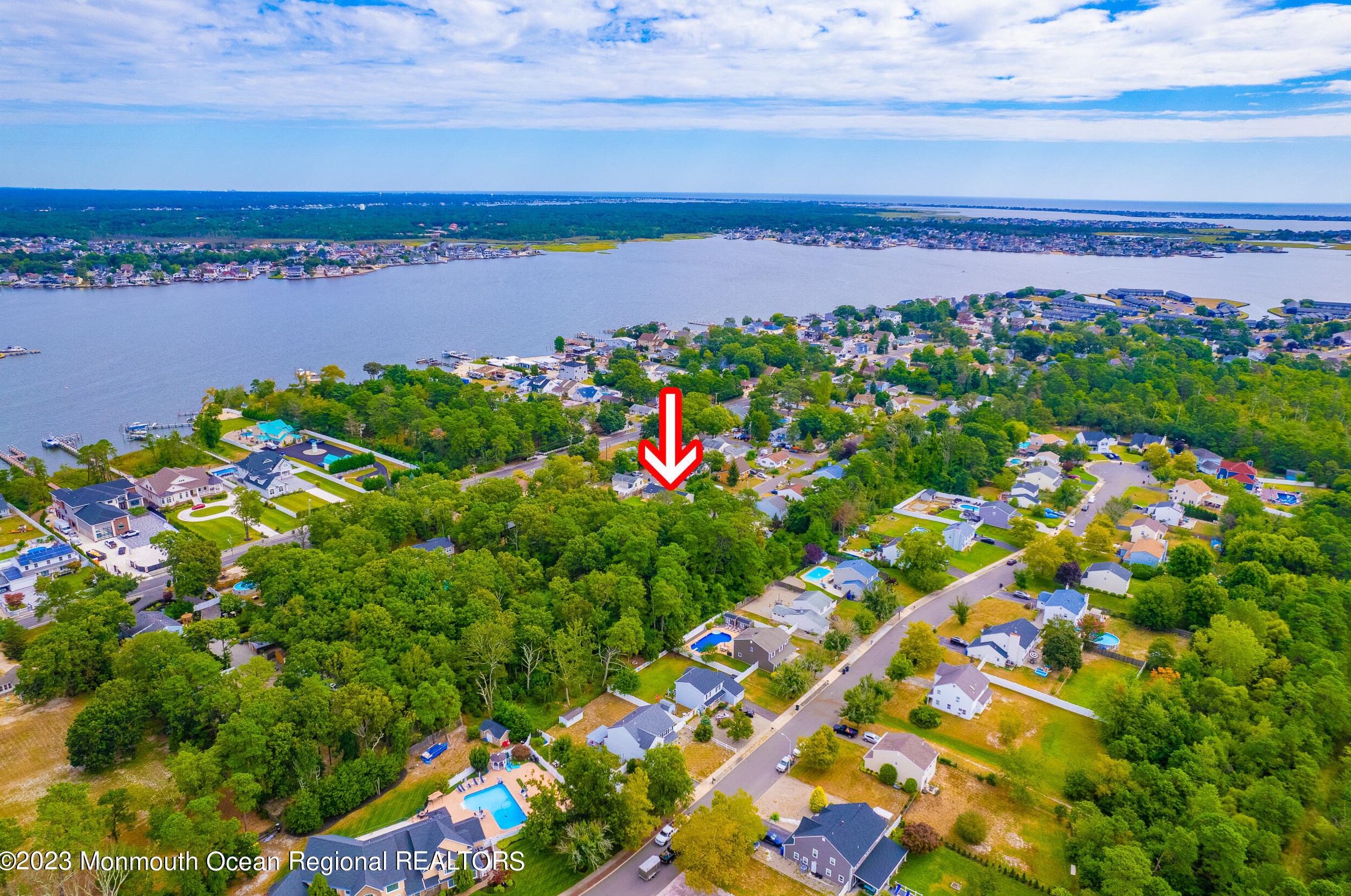 4 Pollys Dr, Toms River, NJ 08753-1935