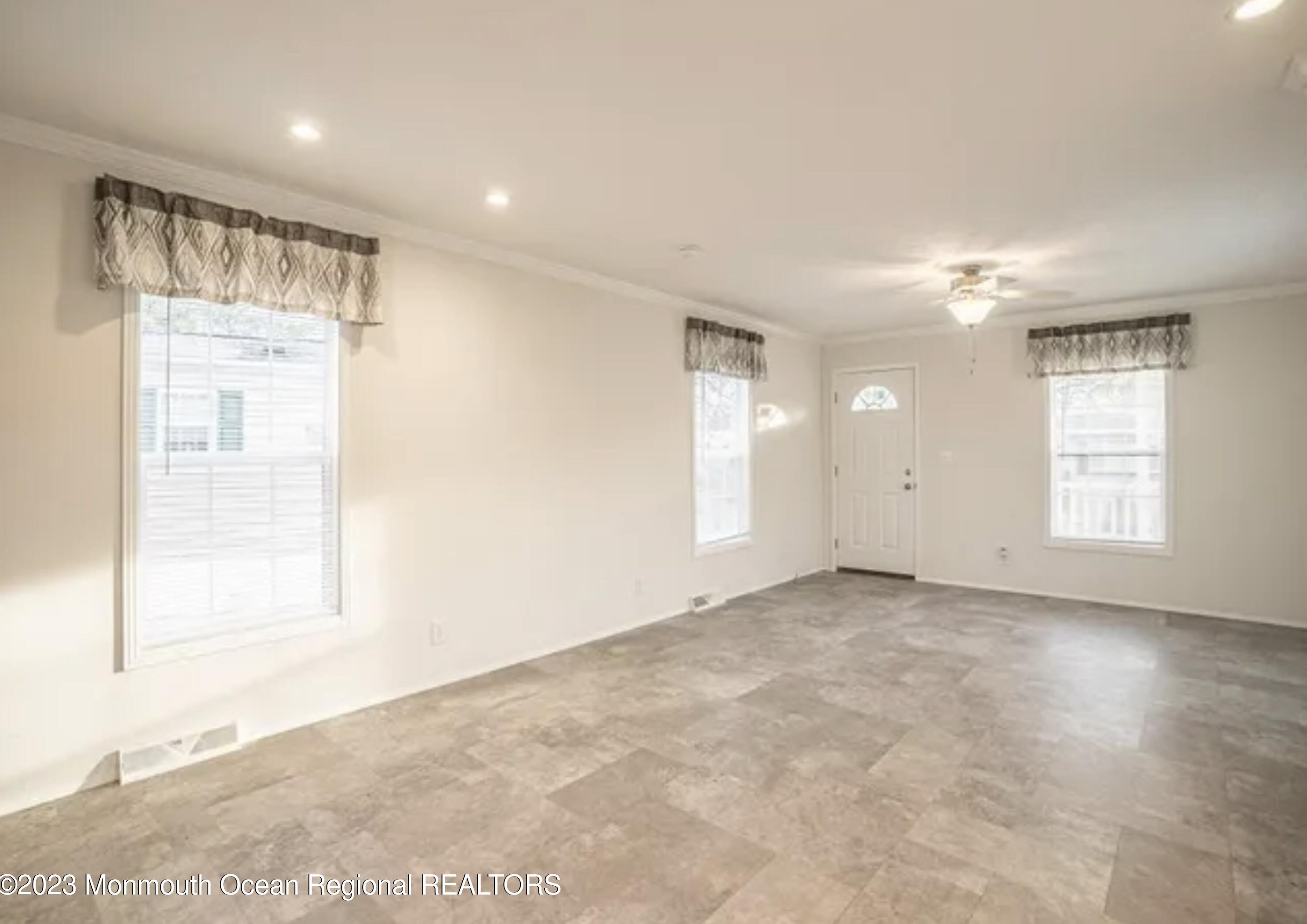 4 Beaver Ave, Lakehurst, NJ 08759