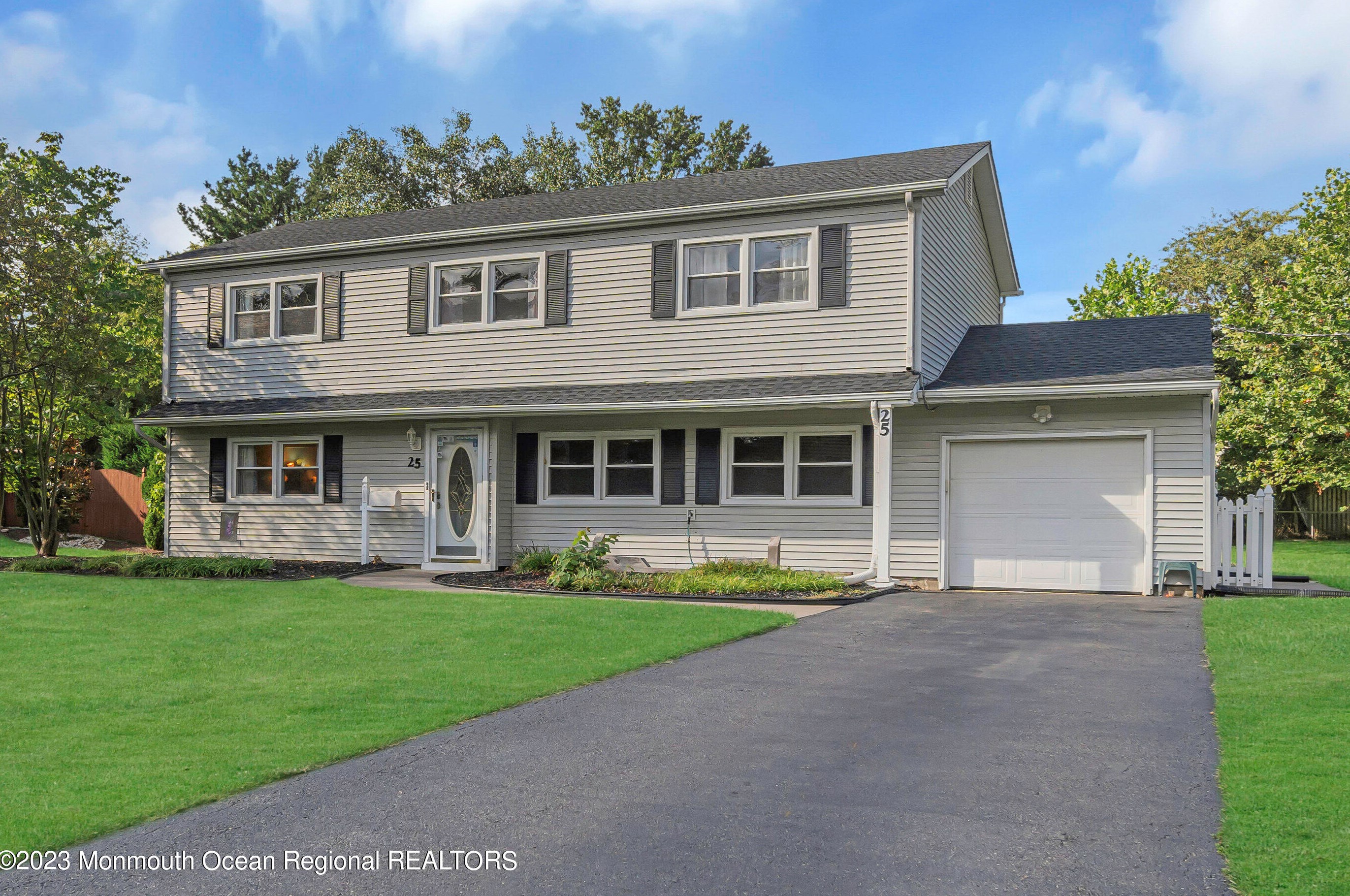 25 Sheffield Dr, Millstone Township, NJ 07726-3650