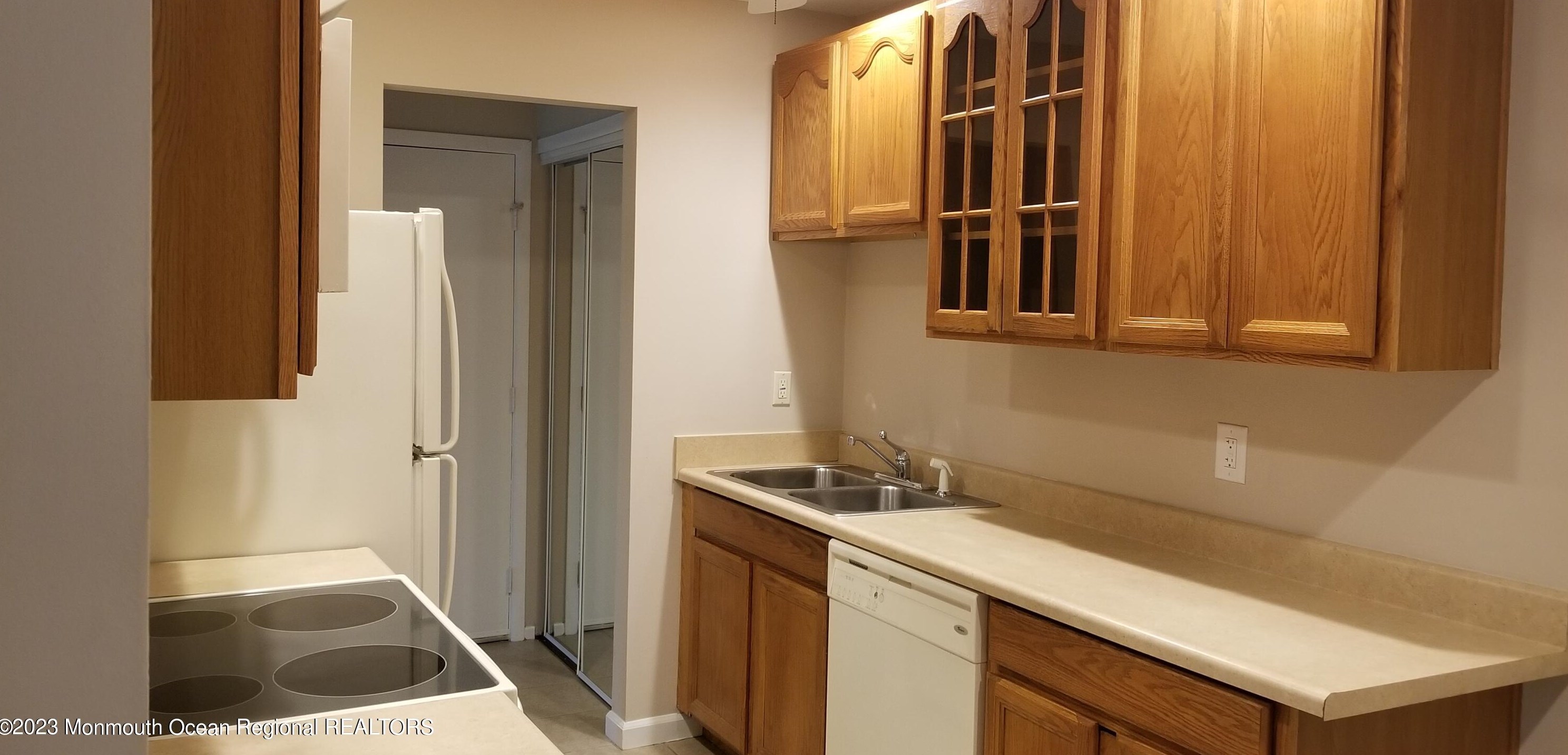 120 Amberly Dr #g, Millstone Township, NJ