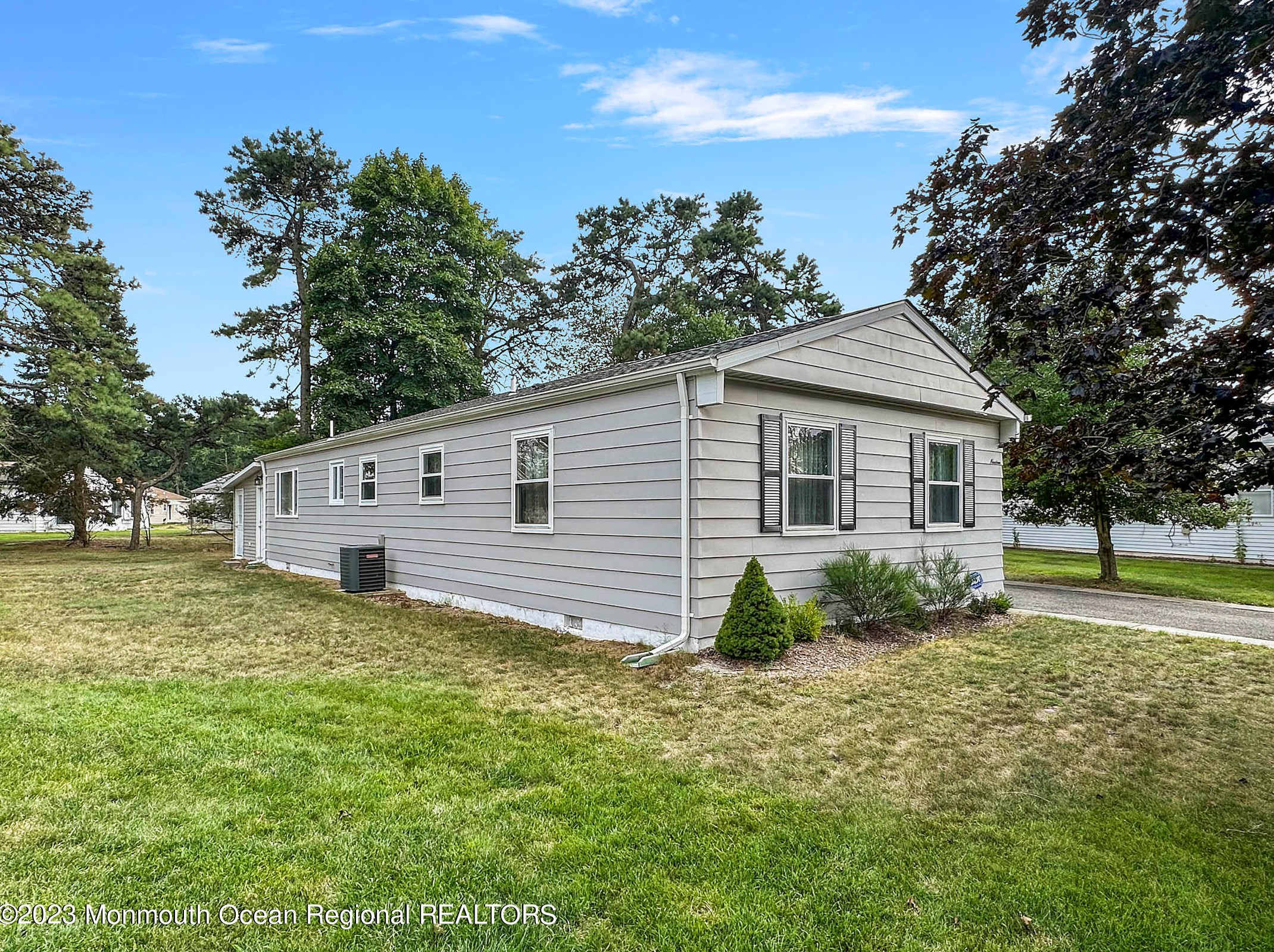 19 Shannon Ct, Toms River, NJ 08757