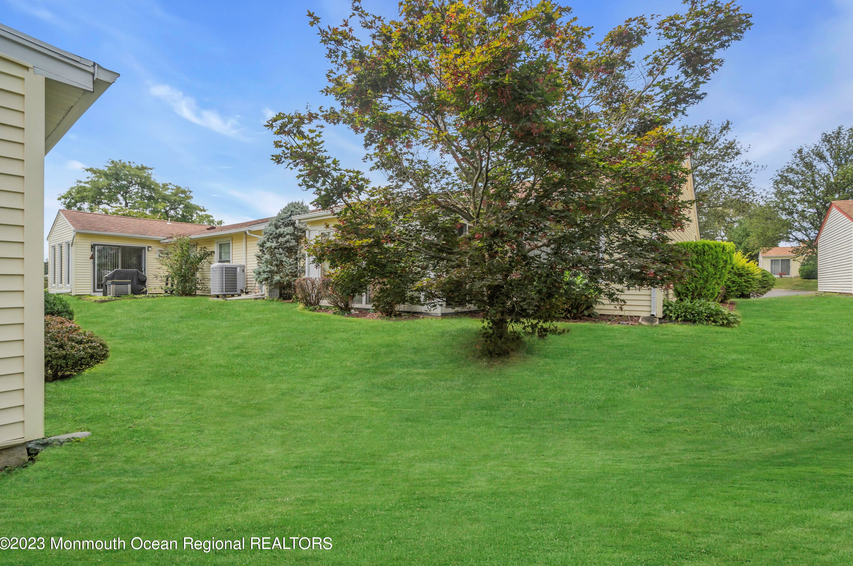 142 Possum Plz, Monroe Twp NJ  08831-5074 exterior