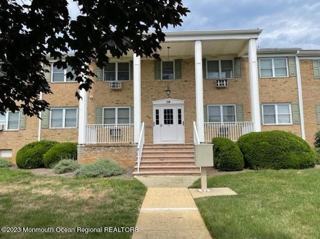 39 Manchester Ct Apt C, East Freehold, NJ