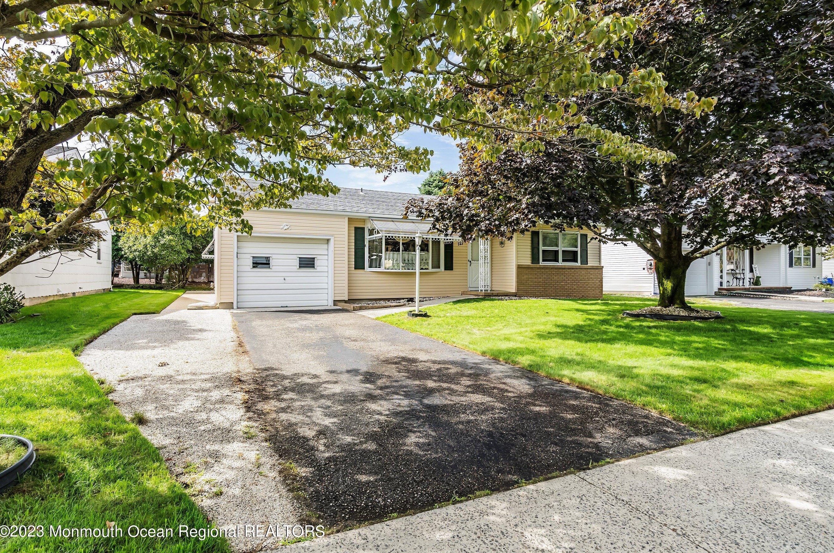 127 Castleton Dr, Toms River, NJ 08757-6311