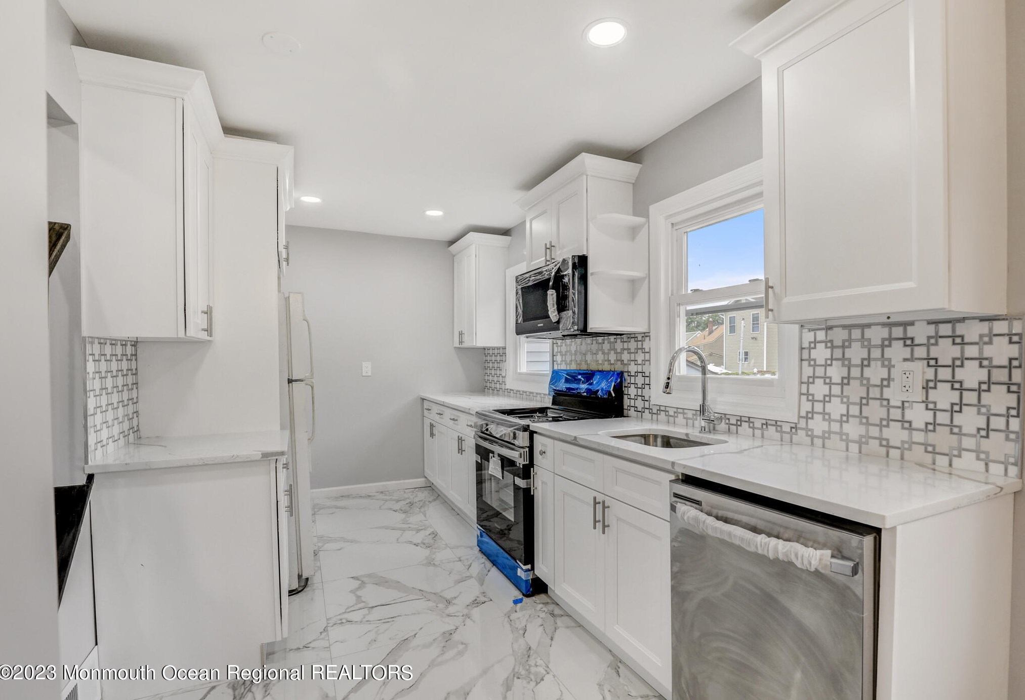 56 Sharon Ave, Edison NJ 08817-4517 exterior