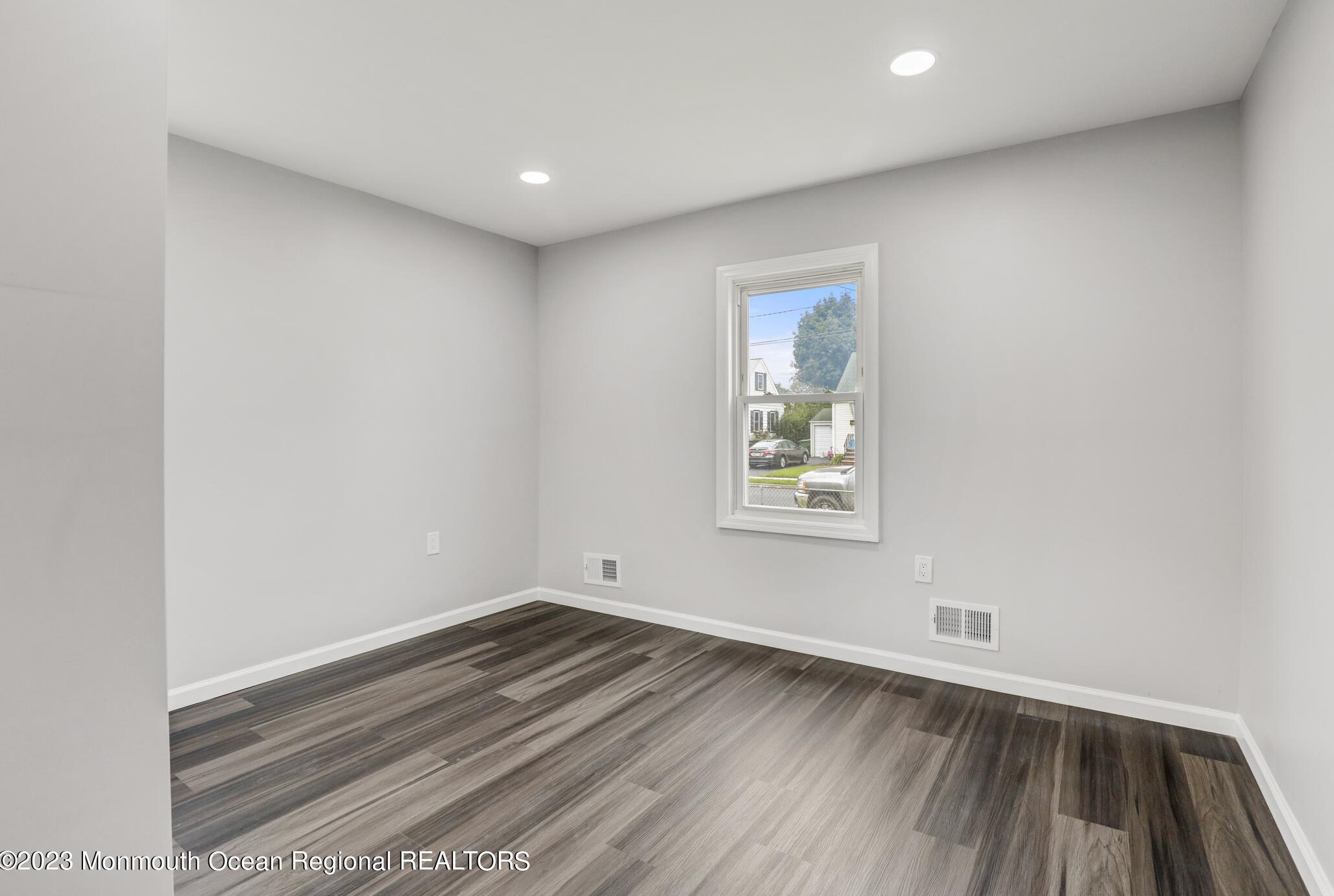 56 Sharon Ave, Edison NJ 08817-4517 exterior