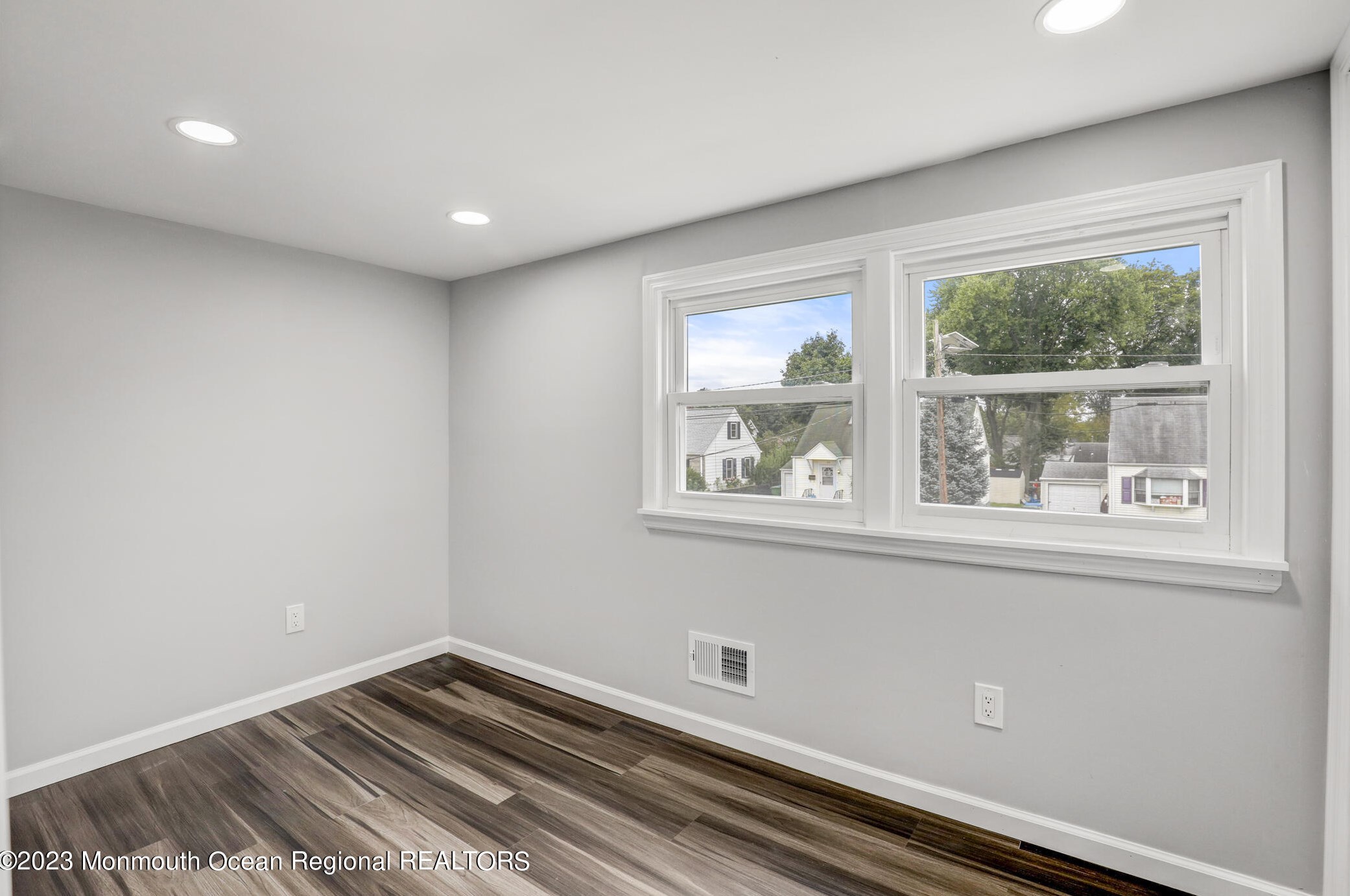 56 Sharon Ave, Edison NJ 08817-4517 exterior