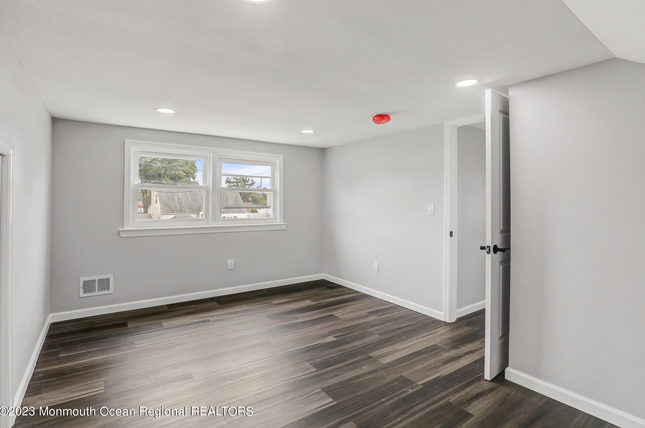 56 Sharon Ave, Edison NJ 08817-4517 exterior