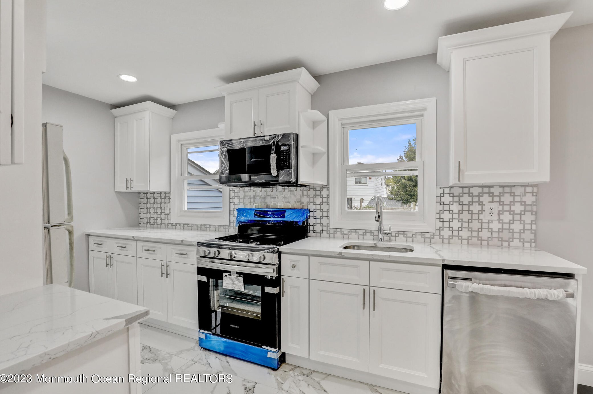 56 Sharon Ave, Edison NJ 08817-4517 exterior