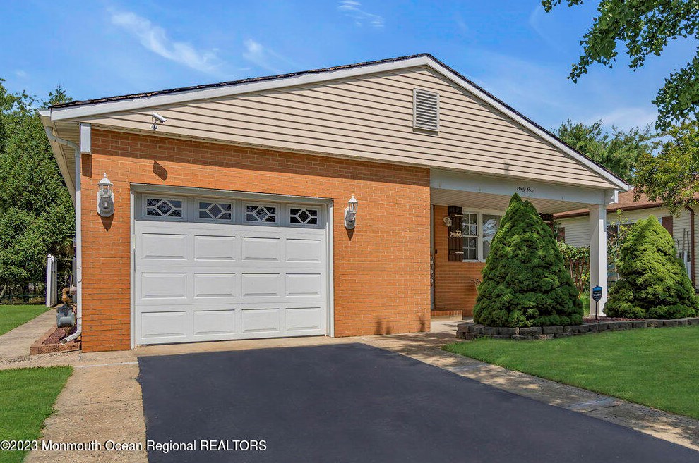 61 Selkirk Ave, Toms River, NJ 08757-6249