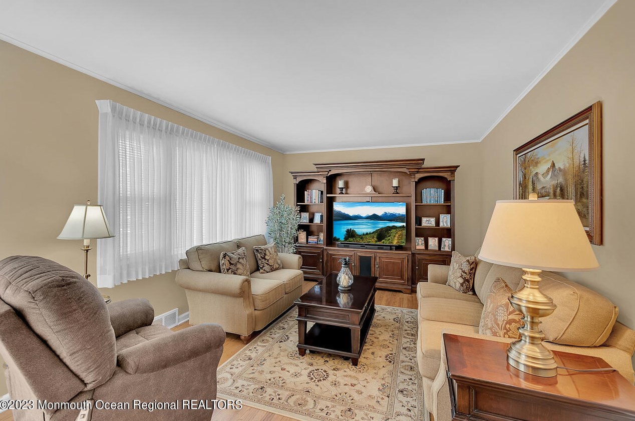 15 Parkway Pl, Tinton Falls, NJ 07701