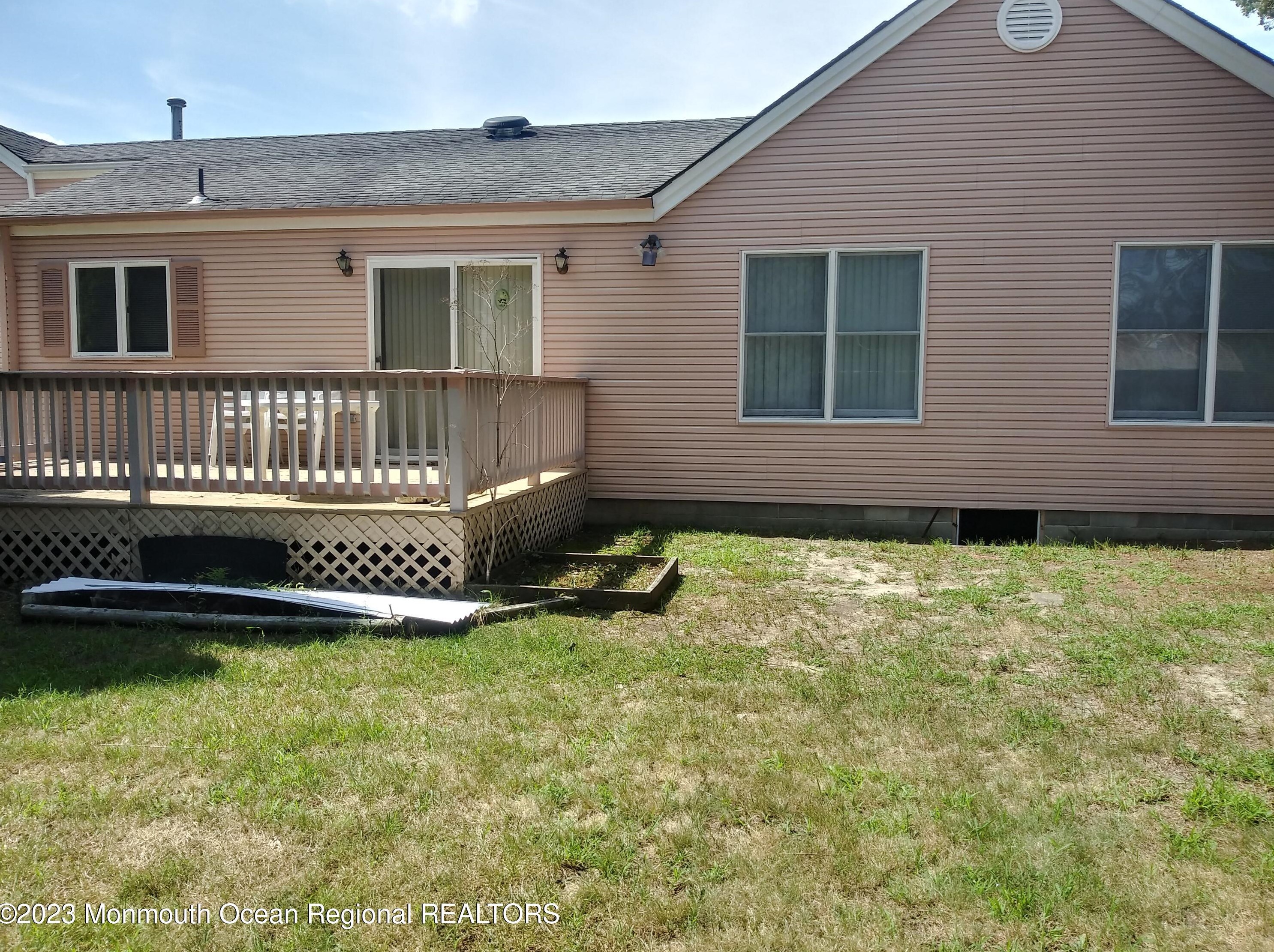 101 Brookwood Ln, Lacey, NJ 08731