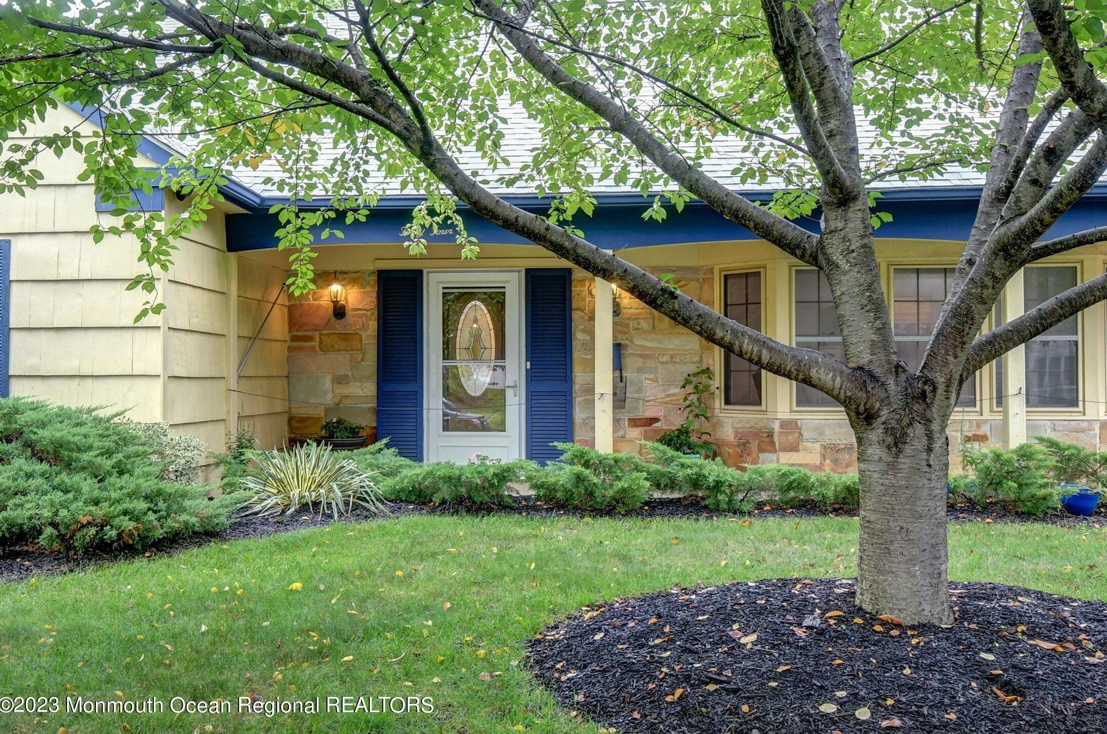 44 Courtland Ln, Matawan, NJ 07747-2212