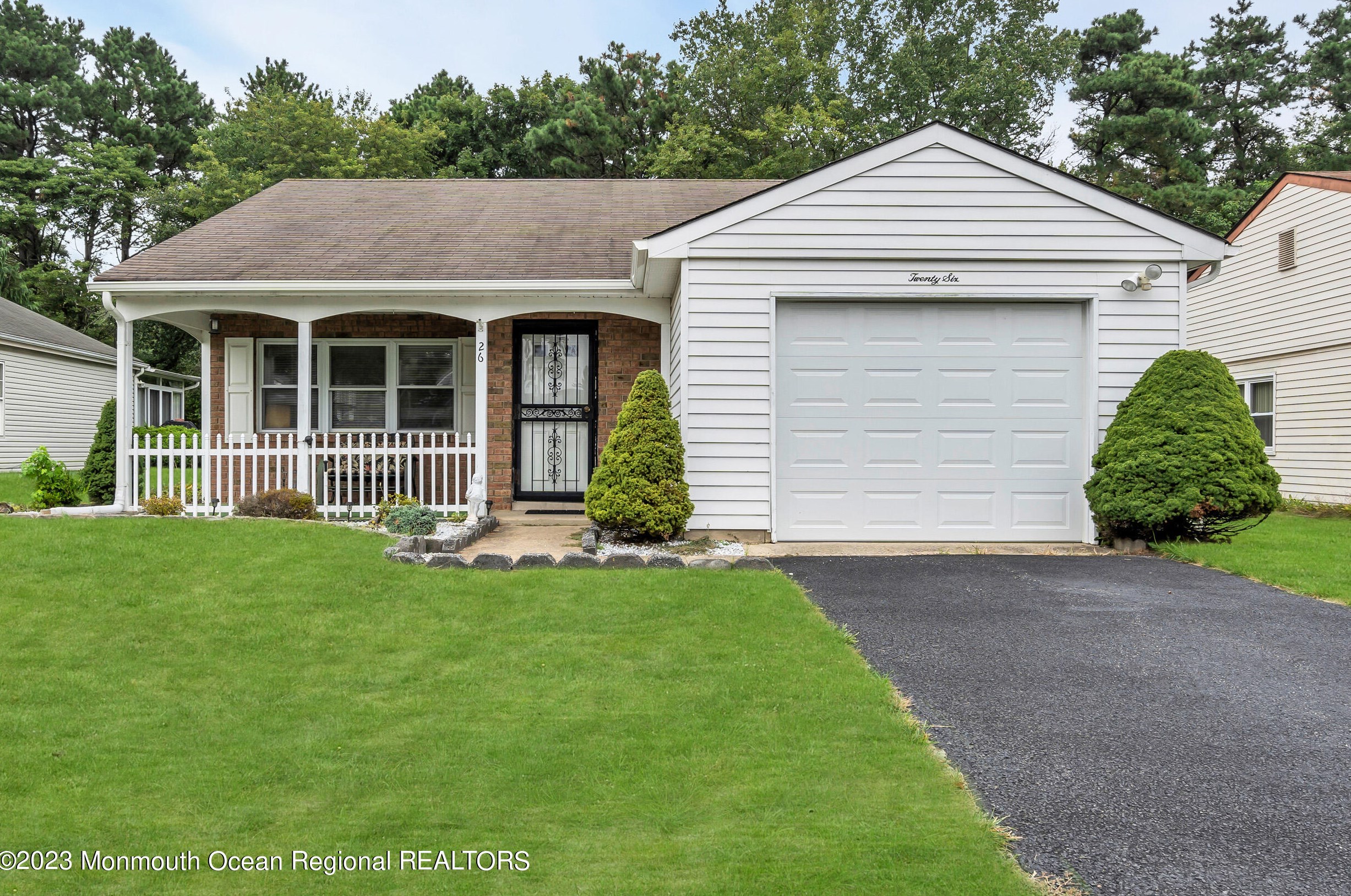 26 Banbury Ave, Lakehurst, NJ 08759