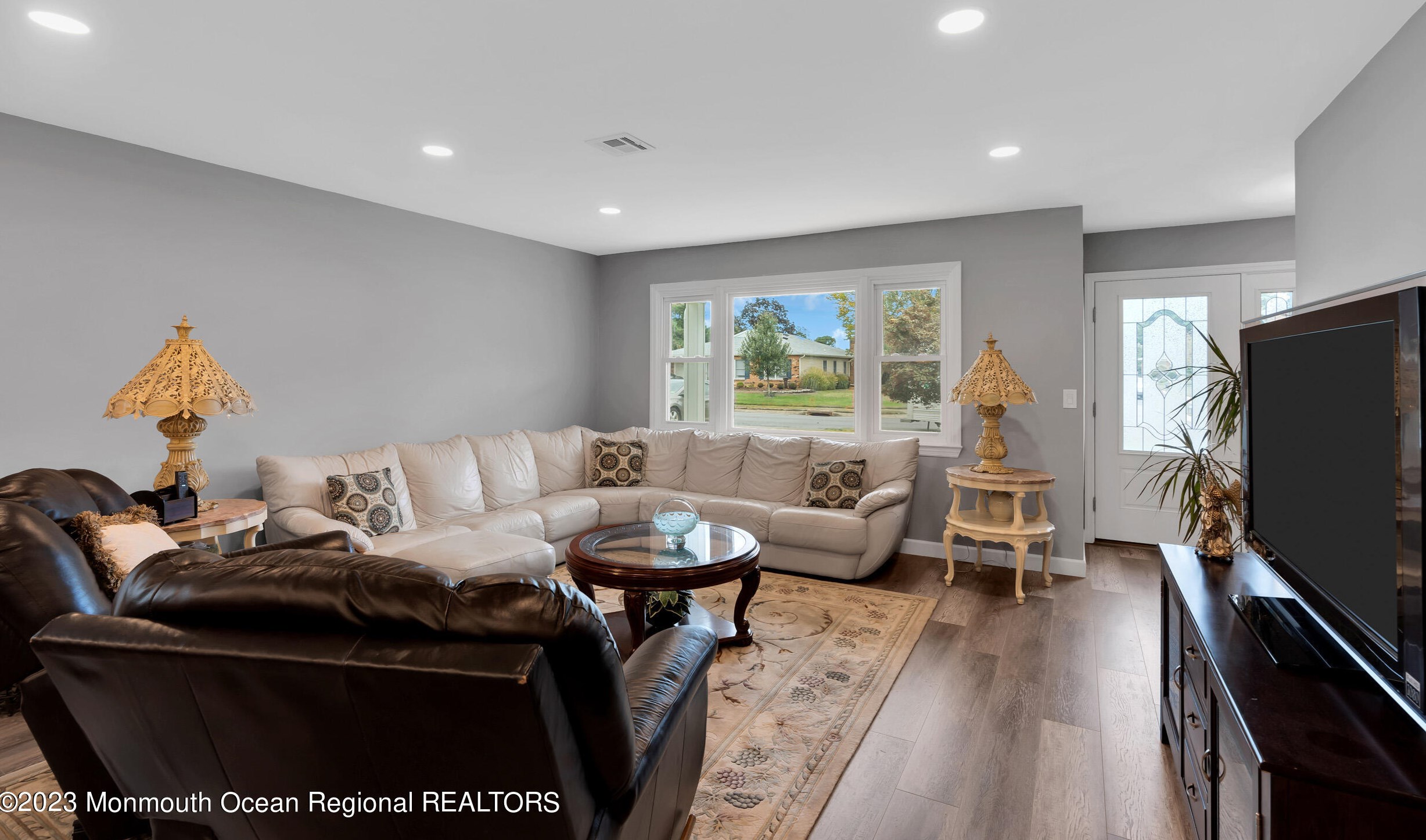 33 Lauren Ln, Bricktown, NJ 08723