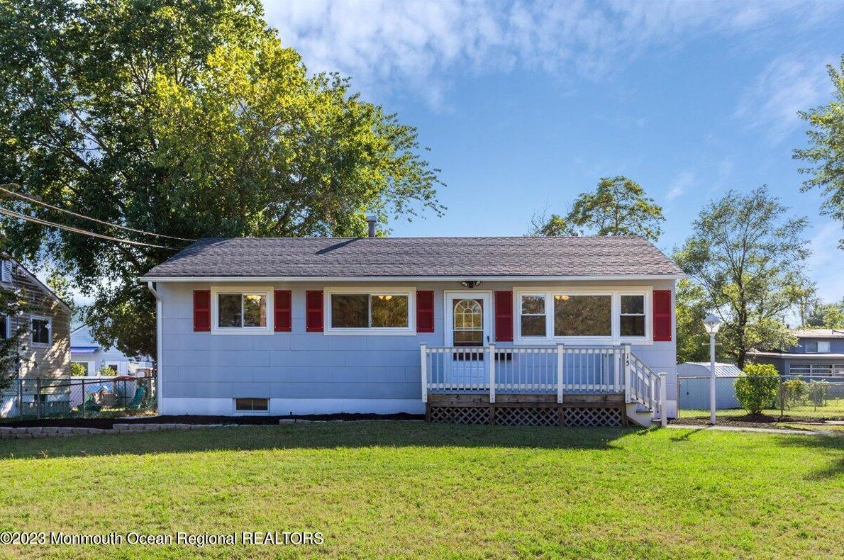 15 Carnegie St, Toms River, NJ 08757-5543
