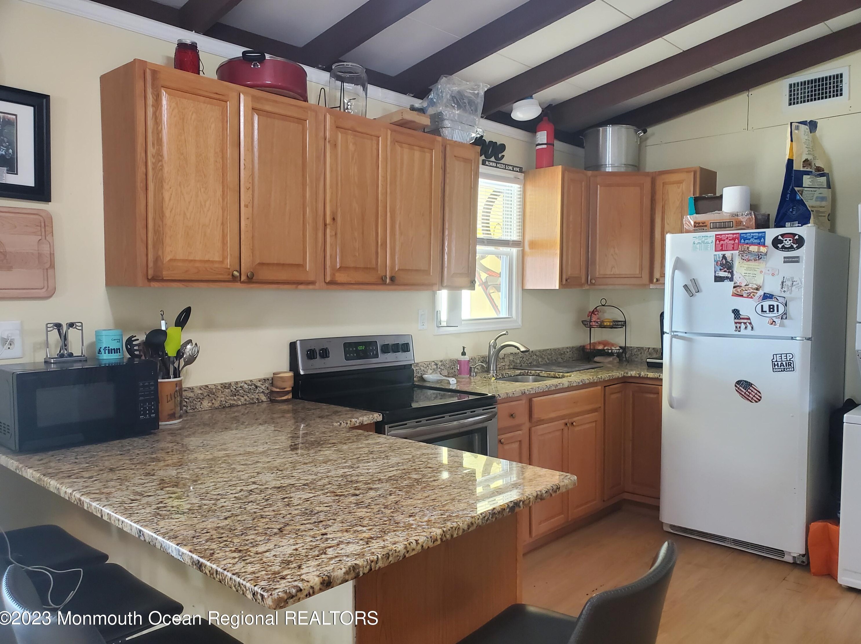 35 Beverly Ln, Cedar Bonnet Island, NJ 08050