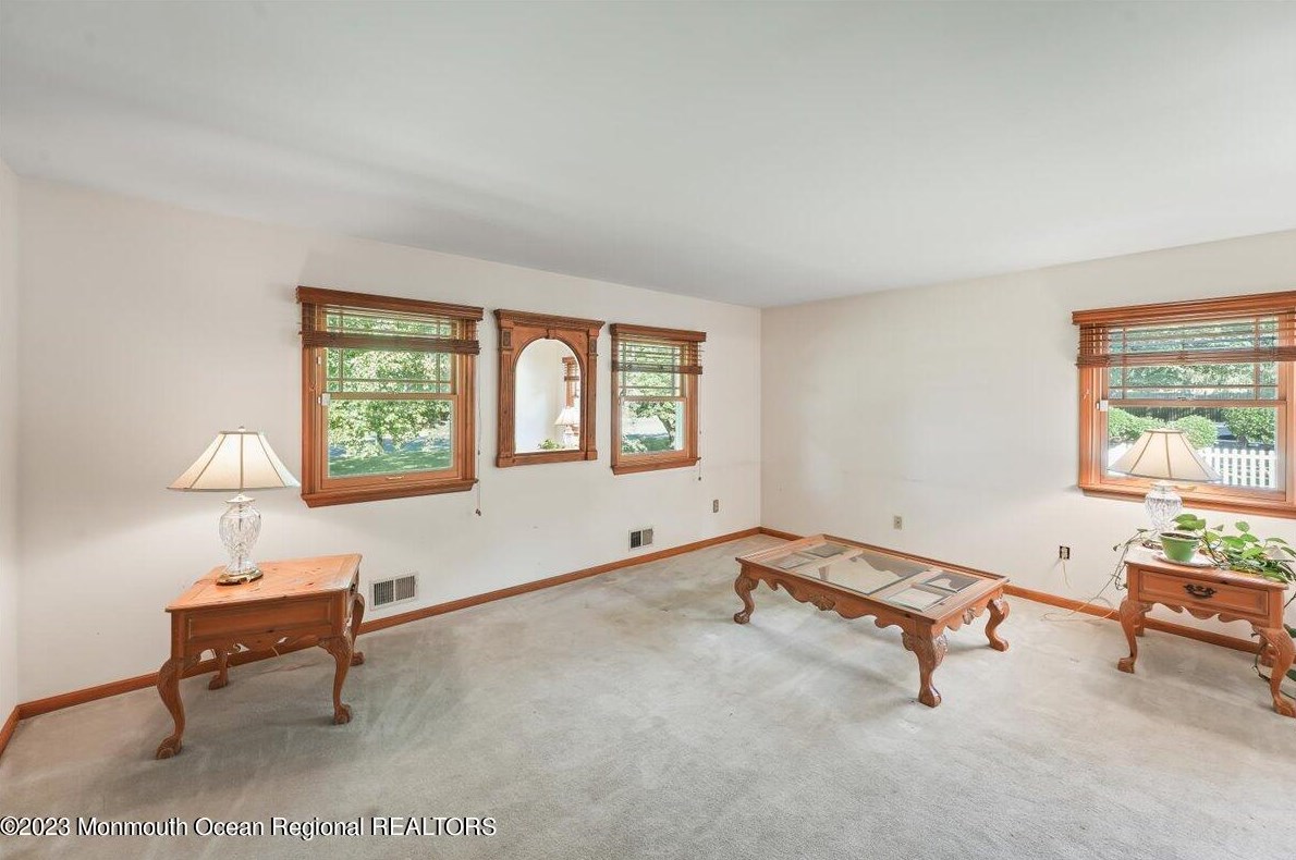 832 Nutswamp Rd, Tinton Falls, NJ 07701