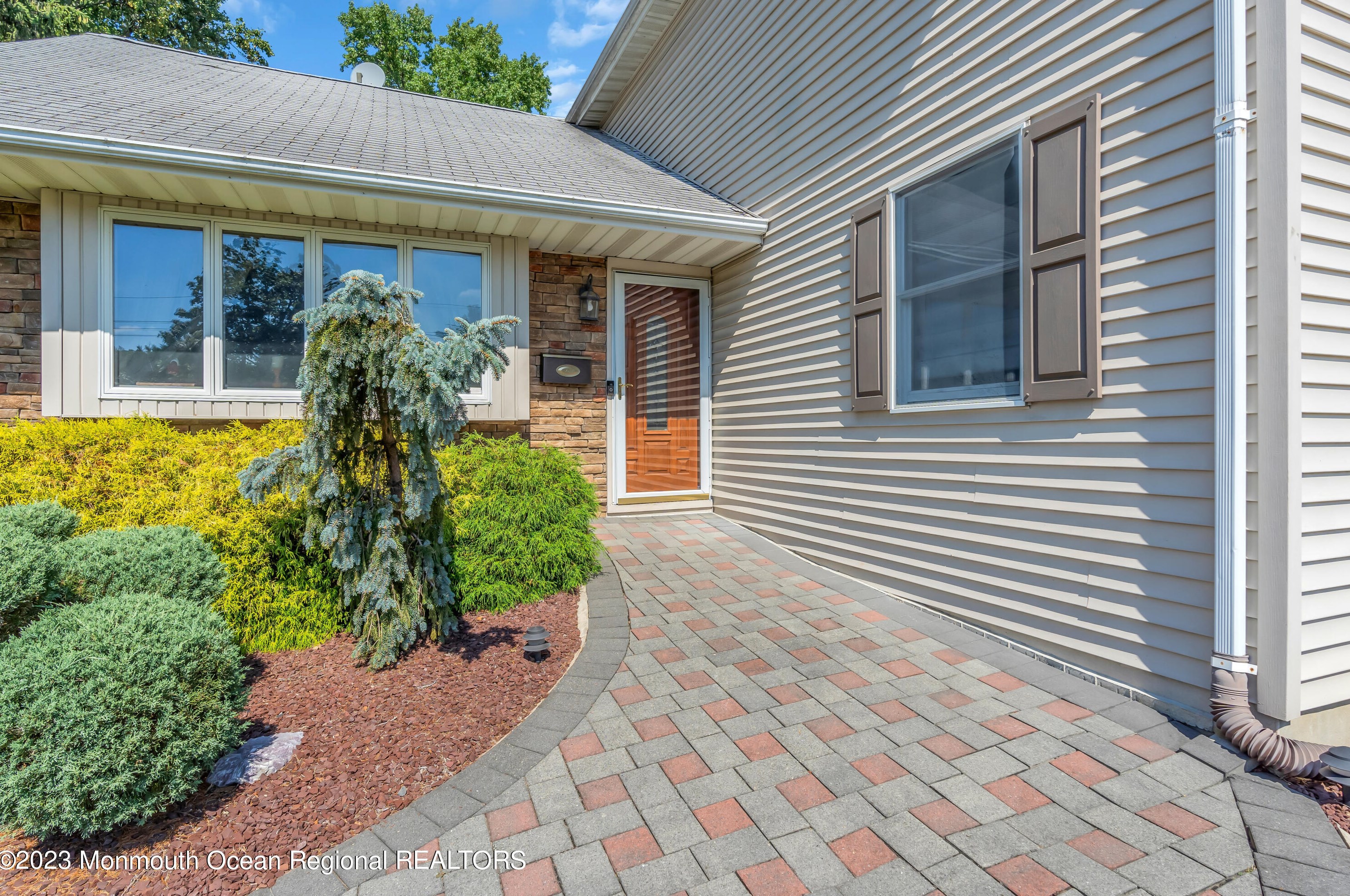 5 Daniel Dr, Middletown, NJ 07748