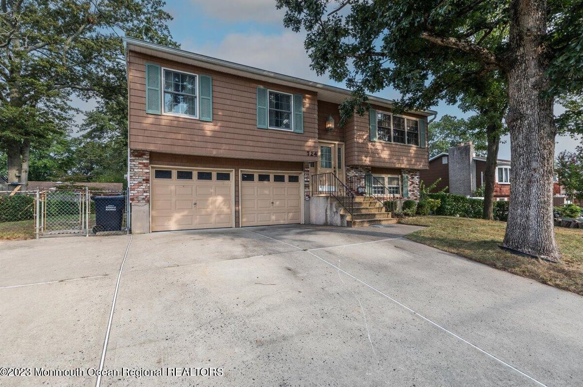 724 Mizzen Ave, Beachwood, NJ 08722-4616
