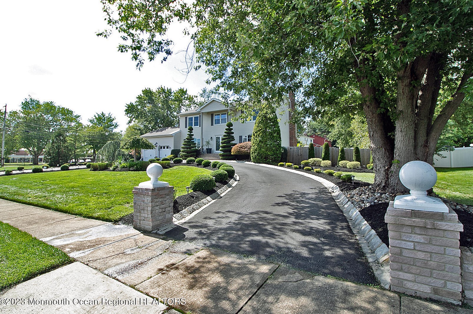 1 Sandpiper Dr, Millstone Township, NJ 07726-3627