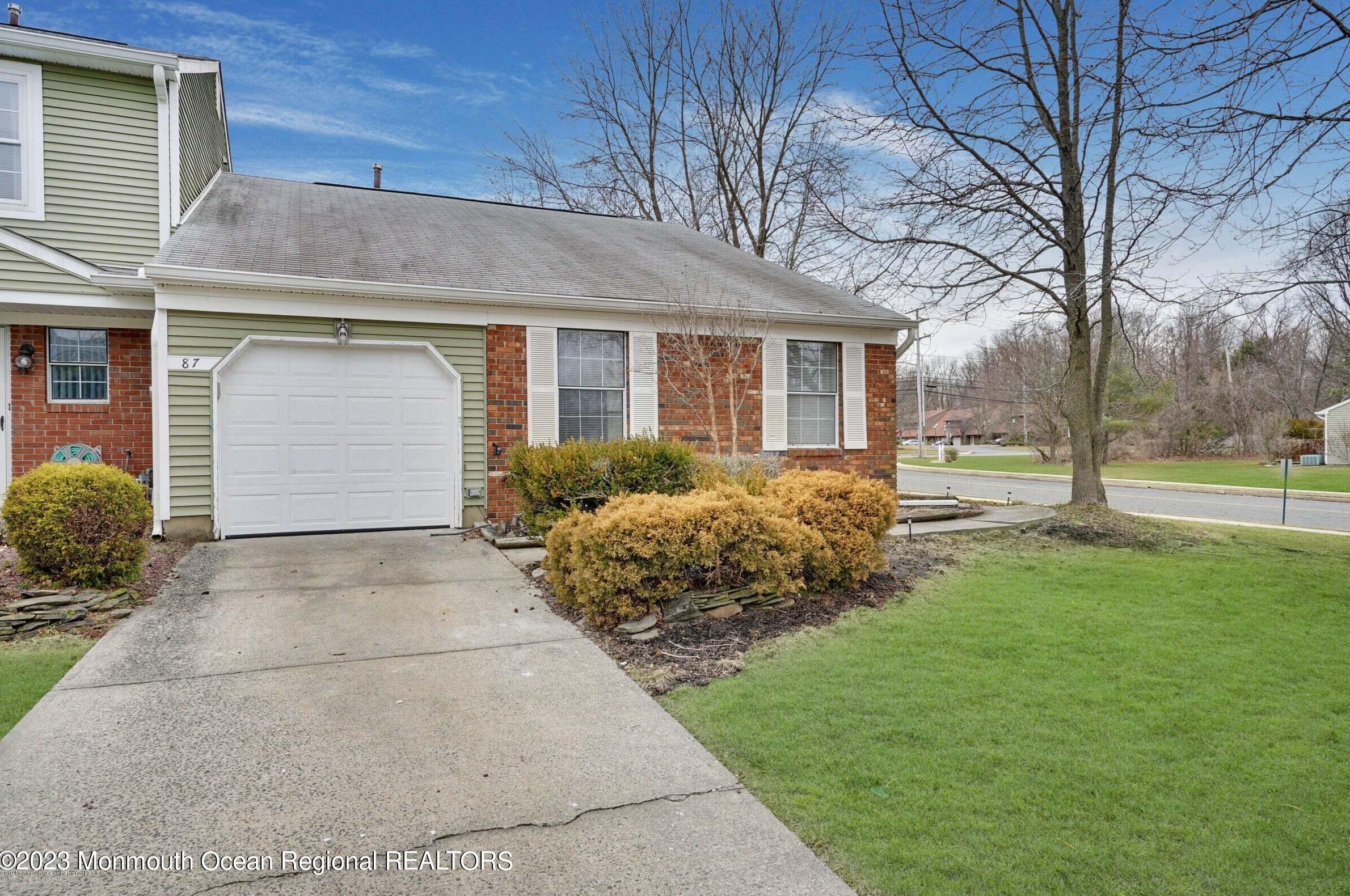87 Oak Ln, Tinton Falls, NJ 07724