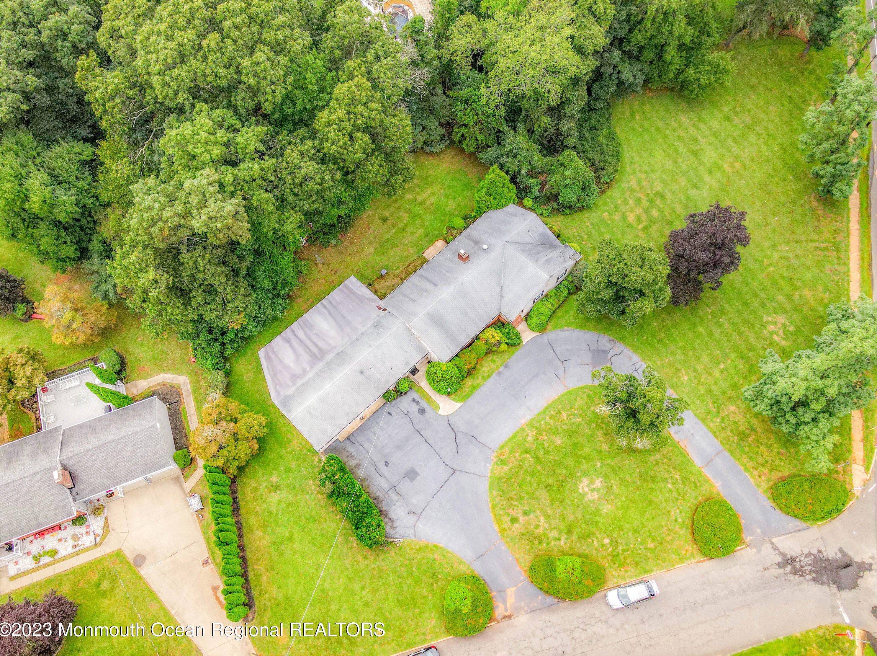 10 Lindy Ln, Lincroft, NJ 07738