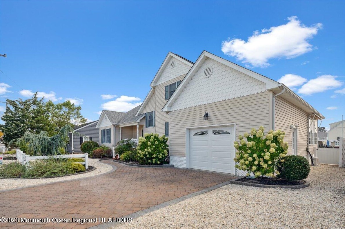 73 Jonathan Dr, Cedar Bonnet Island, NJ 08050