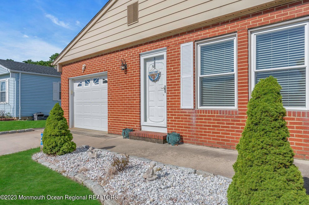 4 Sabinas St, Toms River, NJ 08757-6153