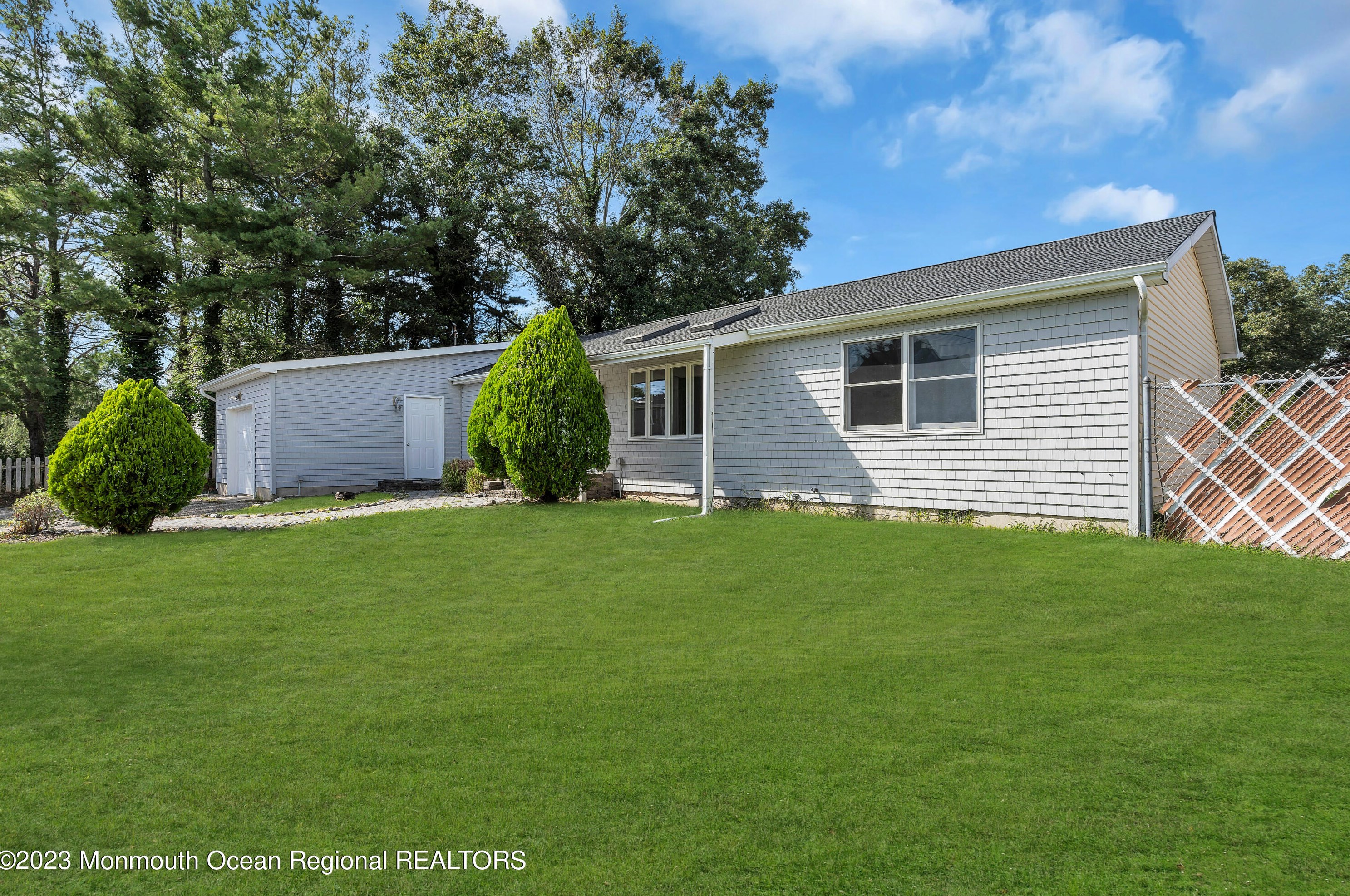 504 N Shore Dr, Lacey, NJ 08731
