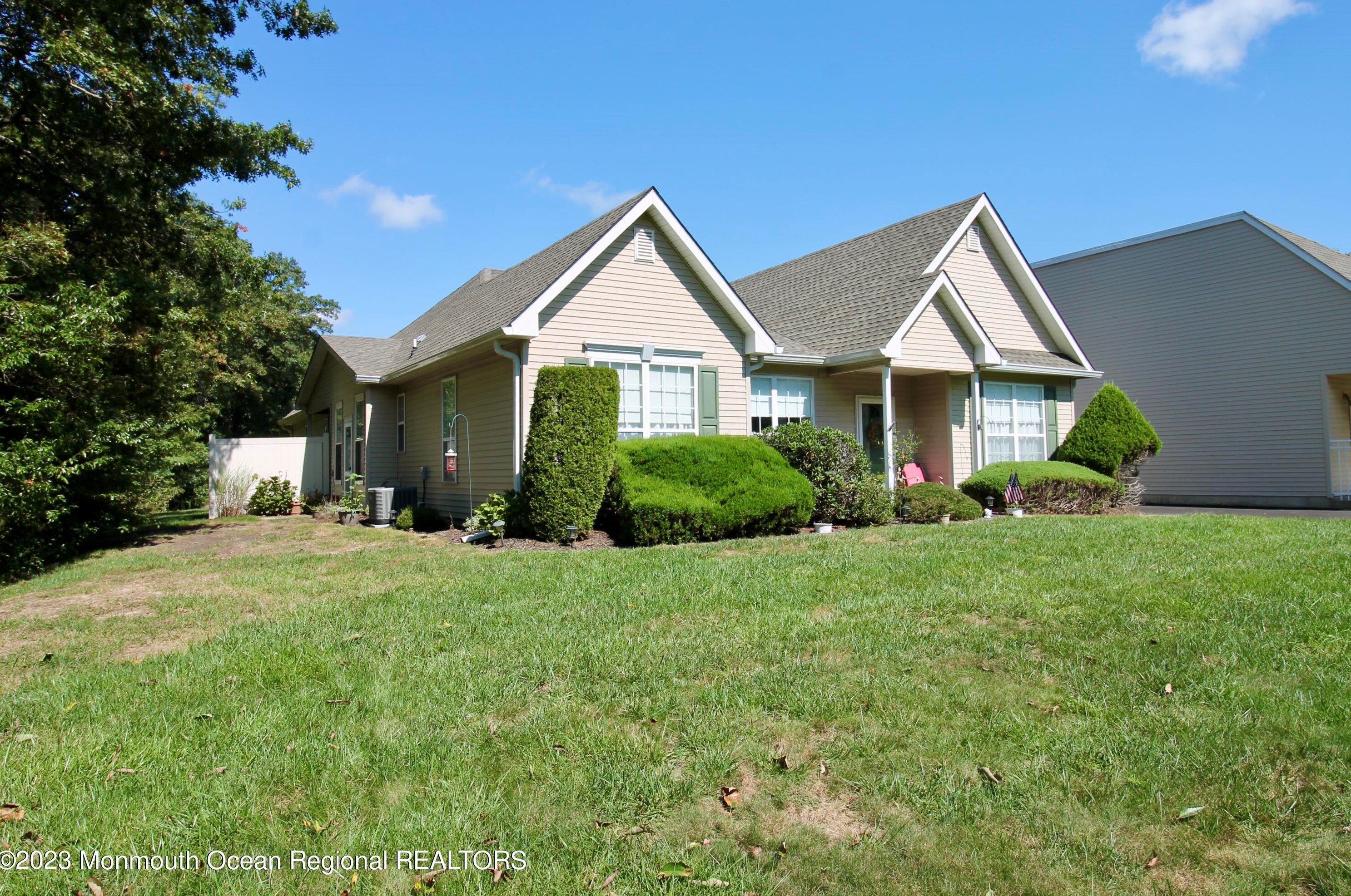 6 Sunnybrook Ln, Lakewood, NJ 08701