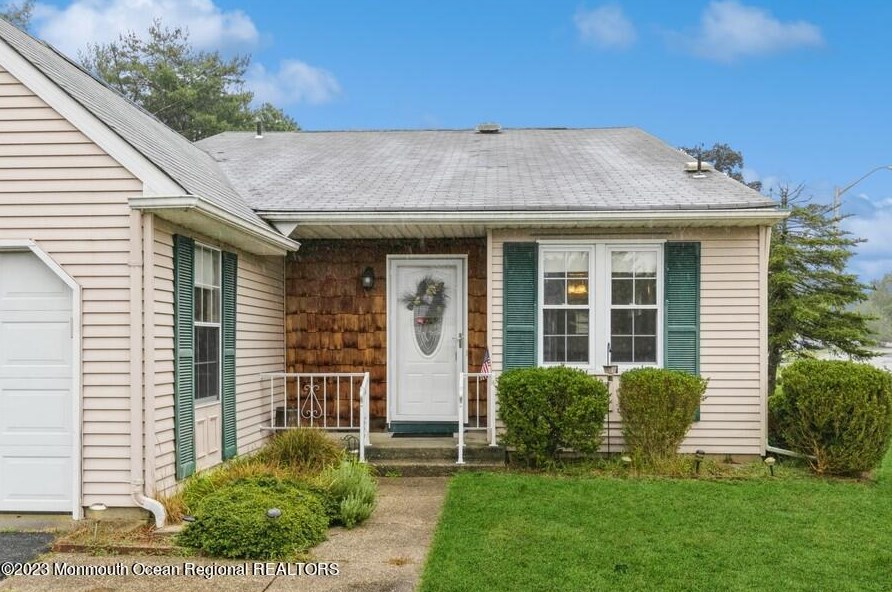 32 Drake St, Lakehurst, NJ 08759