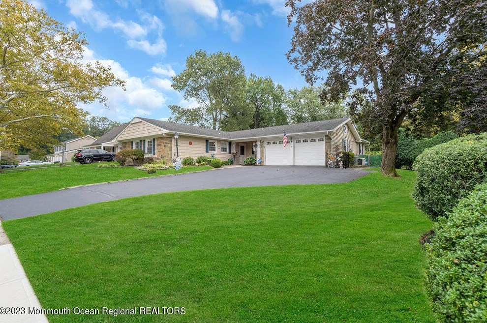 76 Ivy Hill Dr, Matawan, NJ 07747-1541