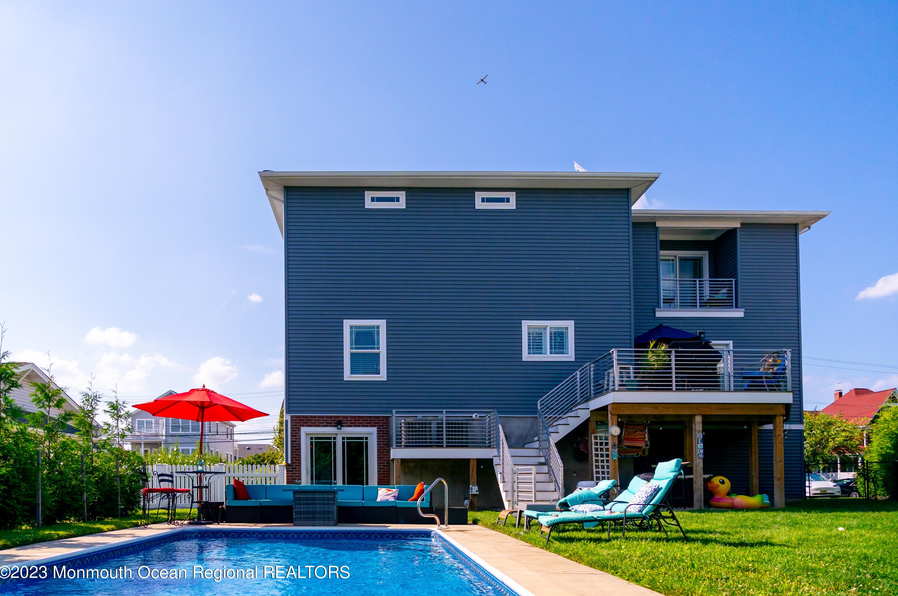 18 Valentine St, Monmouth Beach, NJ 07750-1417