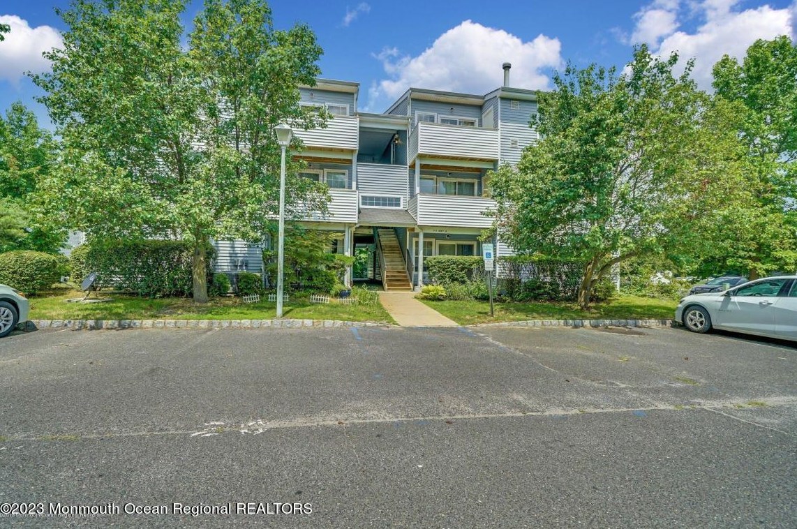 17 Jockey Ln, Wall Township, NJ 07753