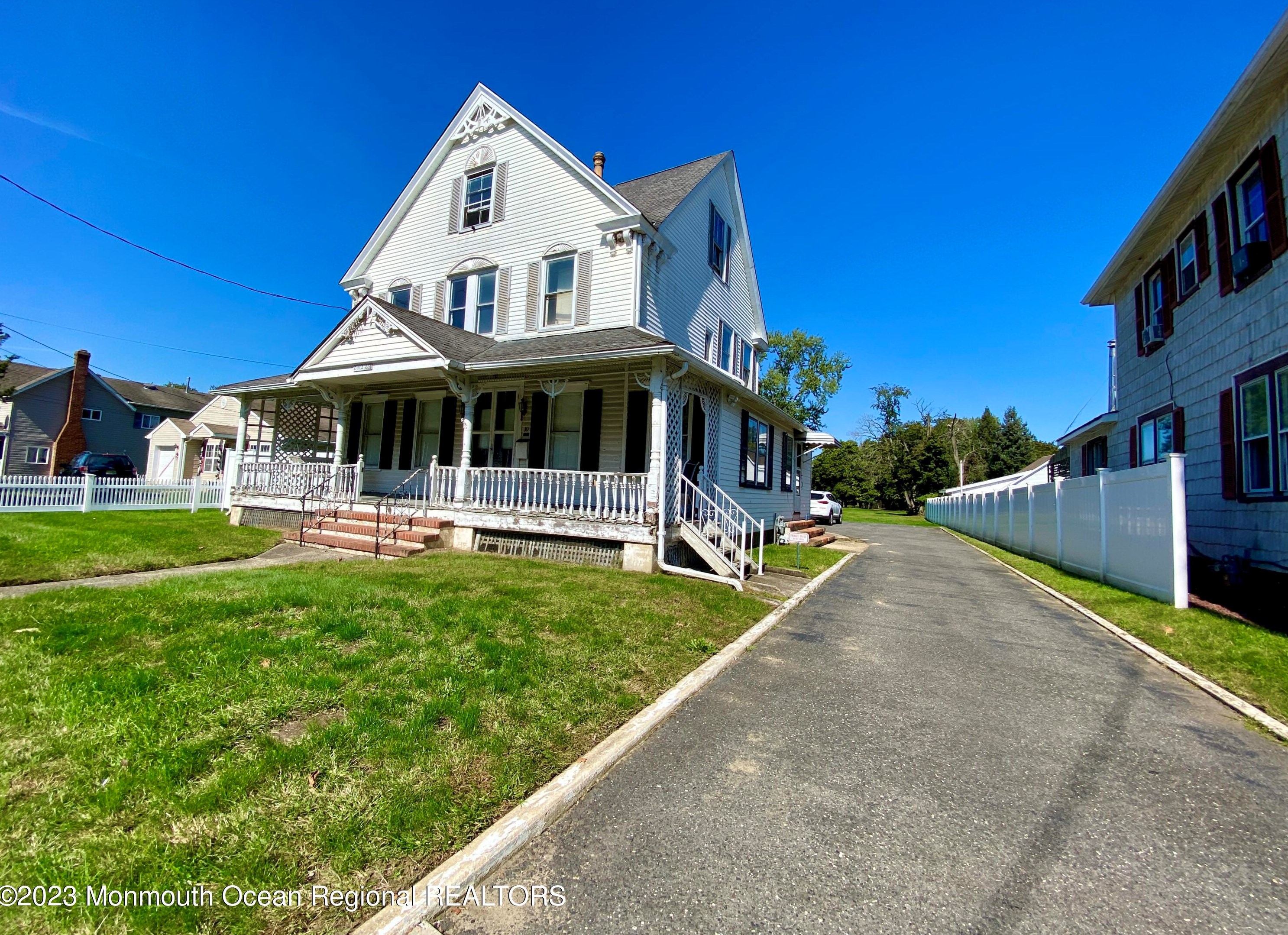 10 Water St, Millstone Township, NJ 07726-1613