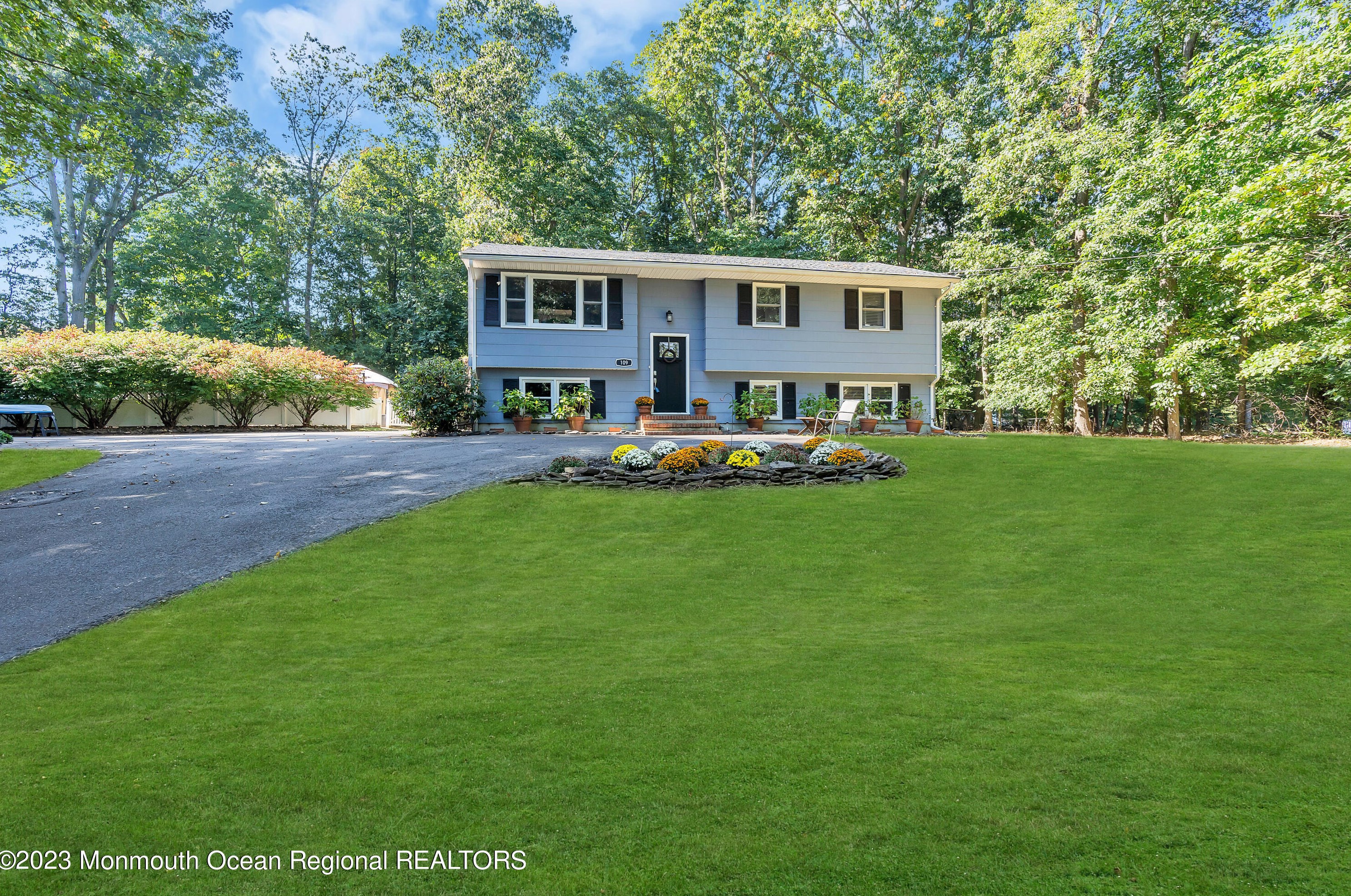 109 Thompson Grove Rd, Millstone Township, NJ 07726-8619