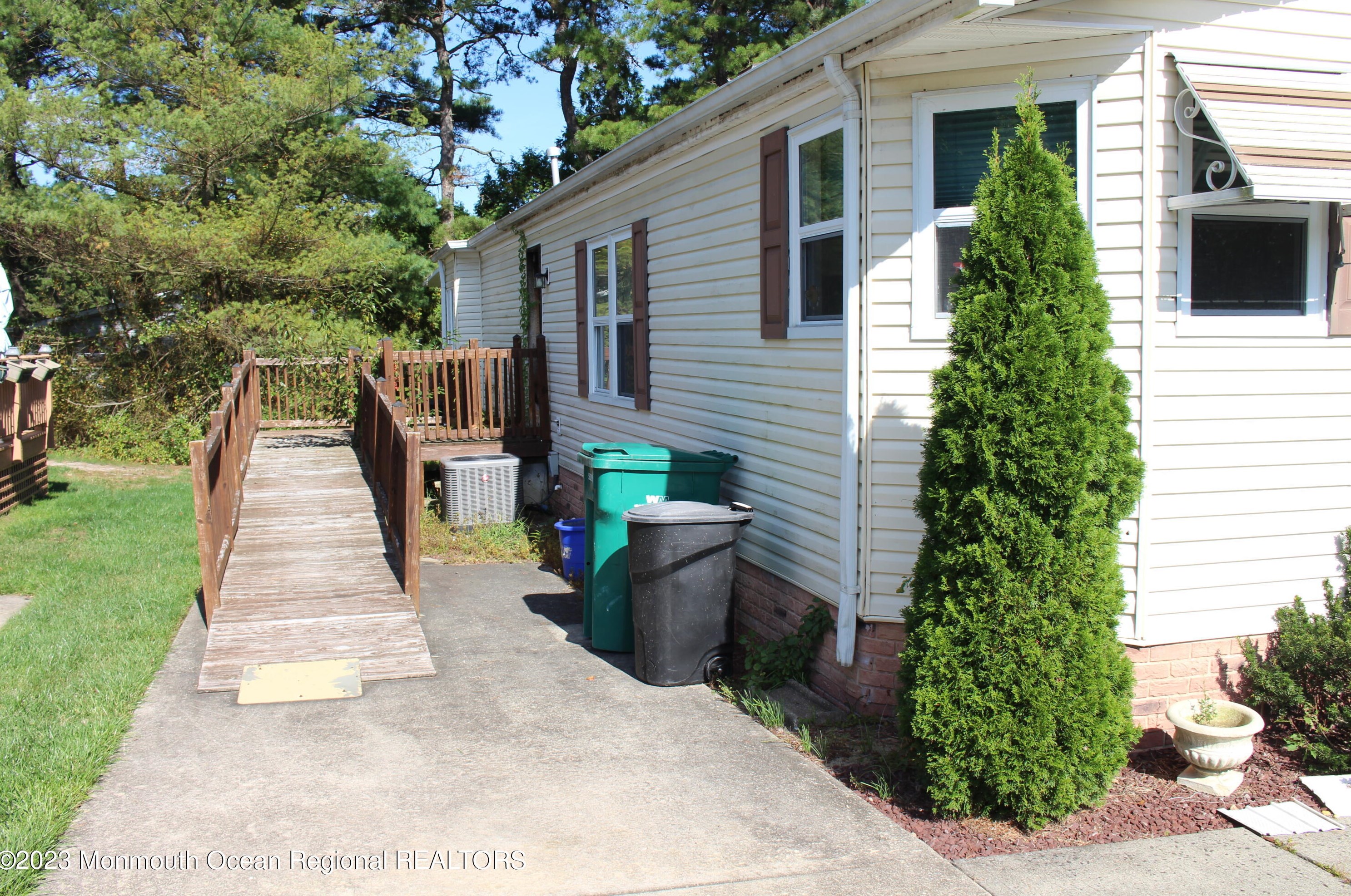 307 Kenwood Ct, Lakehurst, NJ 08759