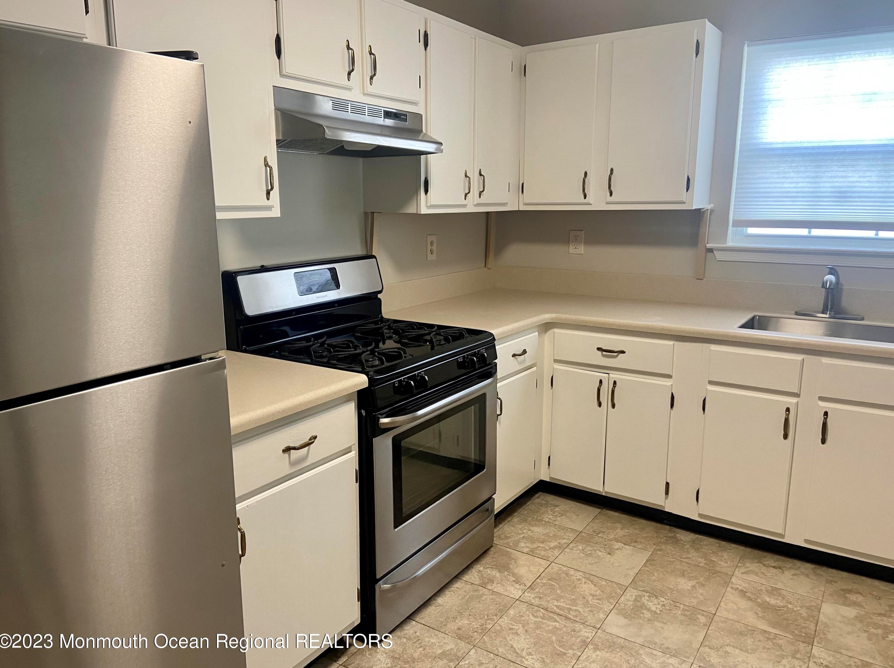 17 Tulip Ln, East Freehold, NJ 07728