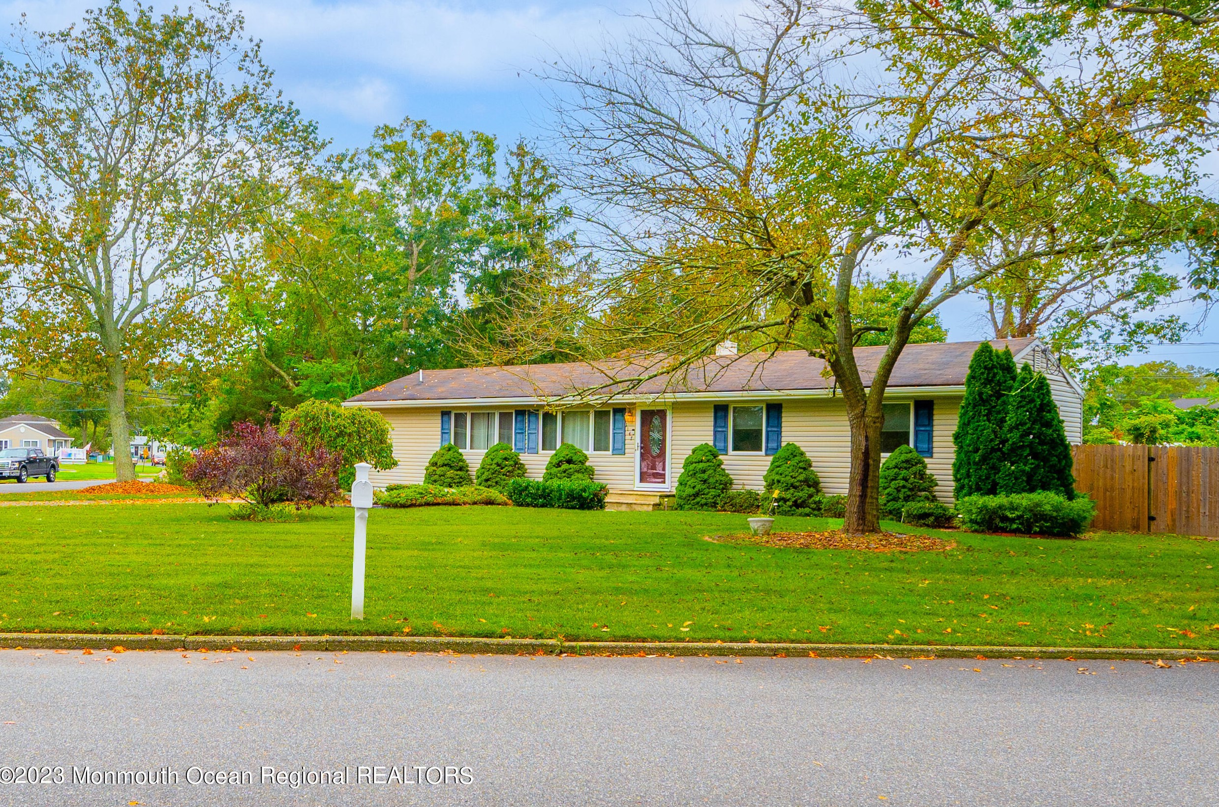 1147 Overlook Dr, Toms River, NJ 08753-3846