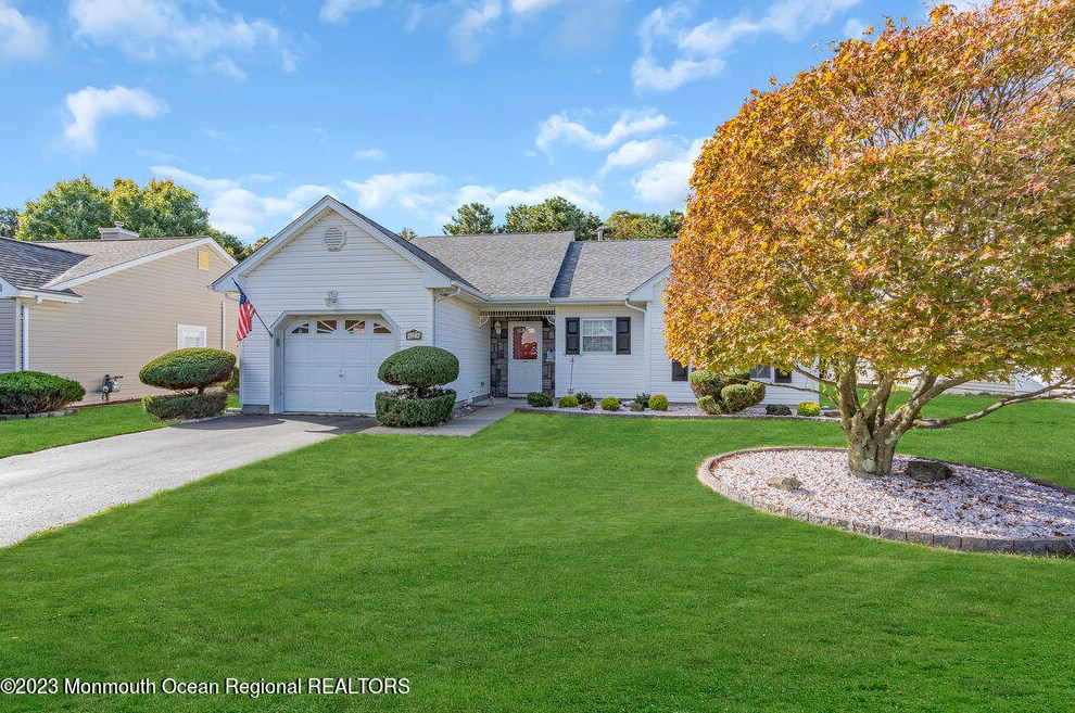 27 Molly Ln, Bricktown, NJ 08723