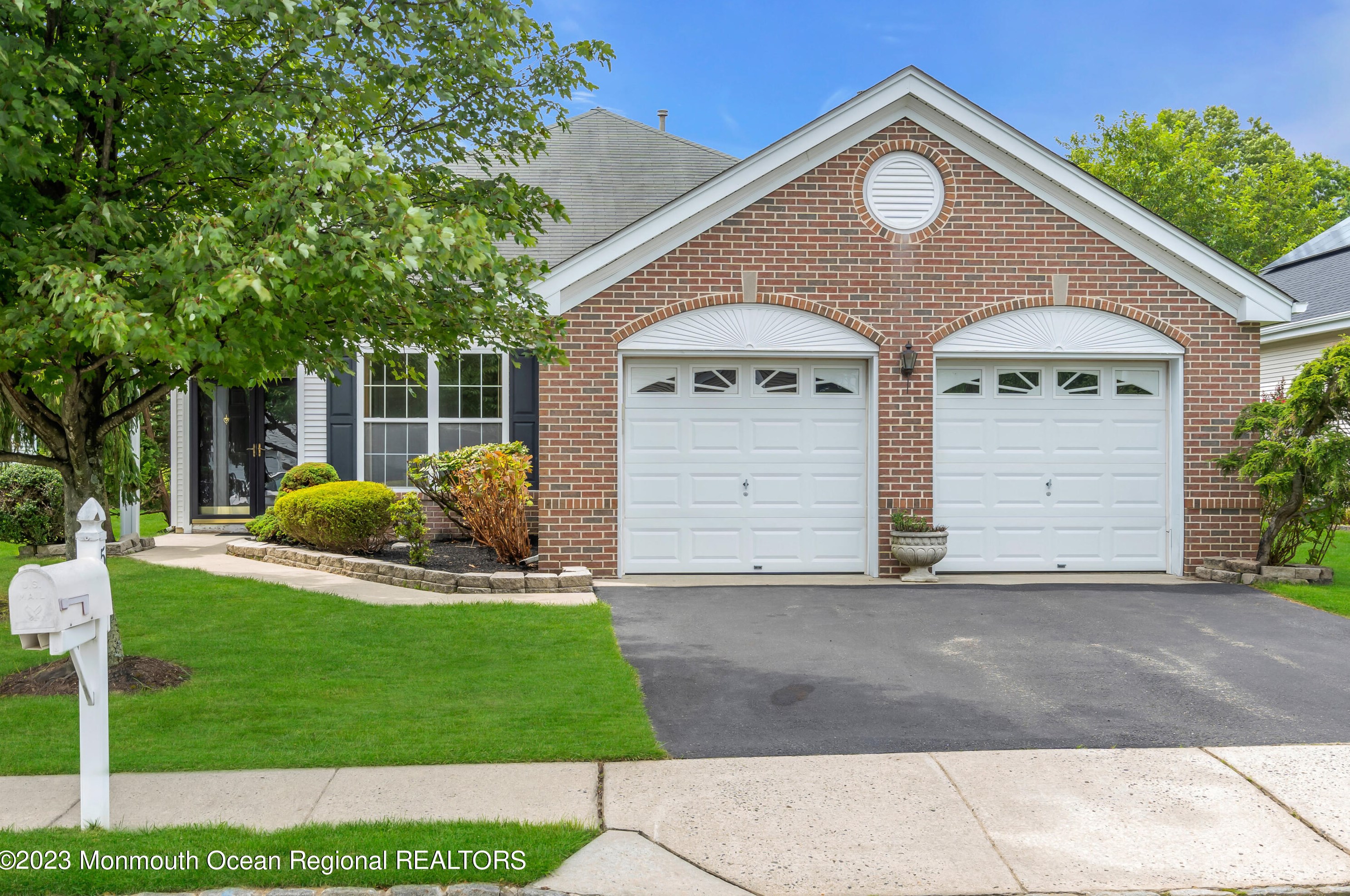 5 Dawnwinds Ct, Lakewood, NJ 08701