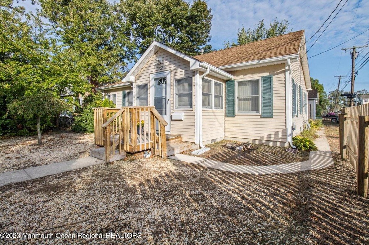 502 Woodpark Dr, Bricktown, NJ 08723