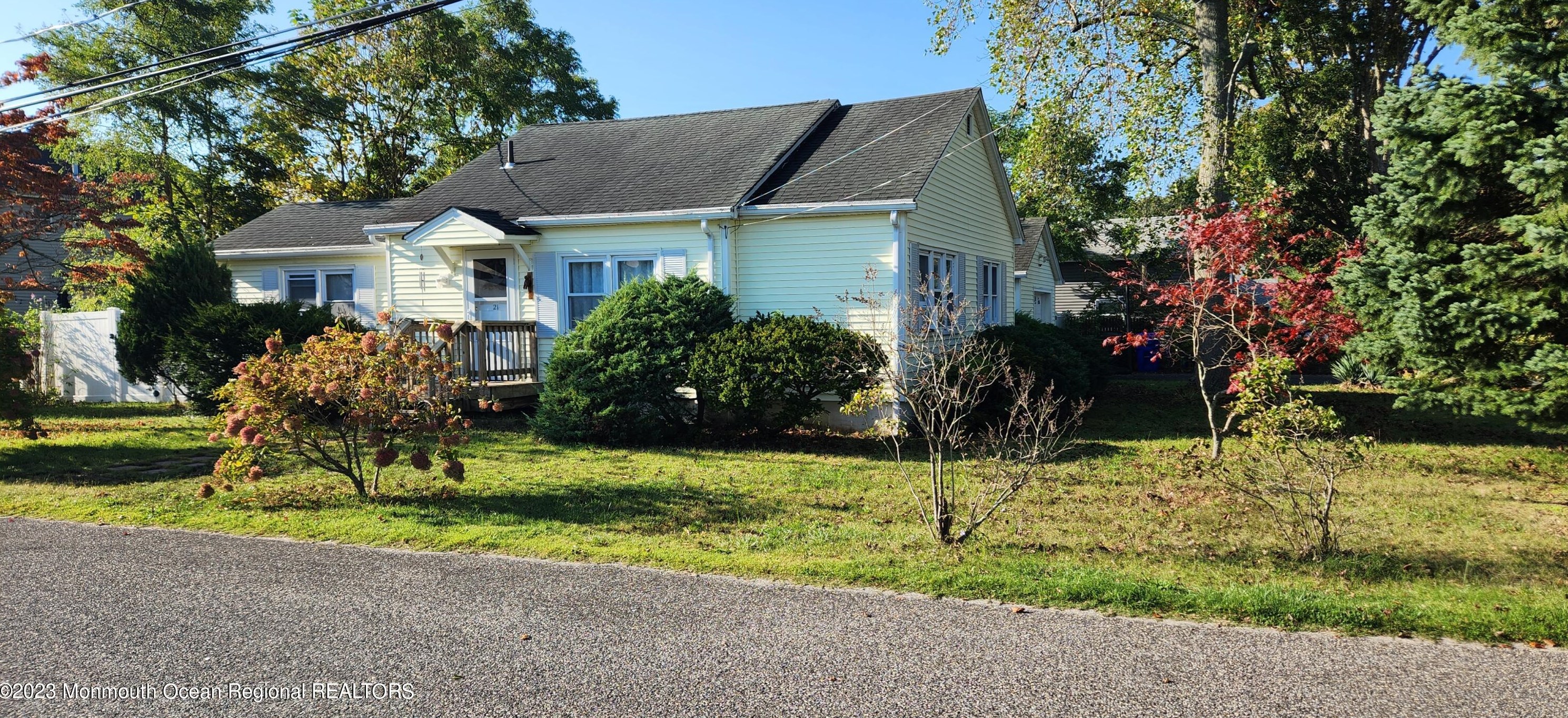 21 Spark Dr E, Bricktown, NJ 08723