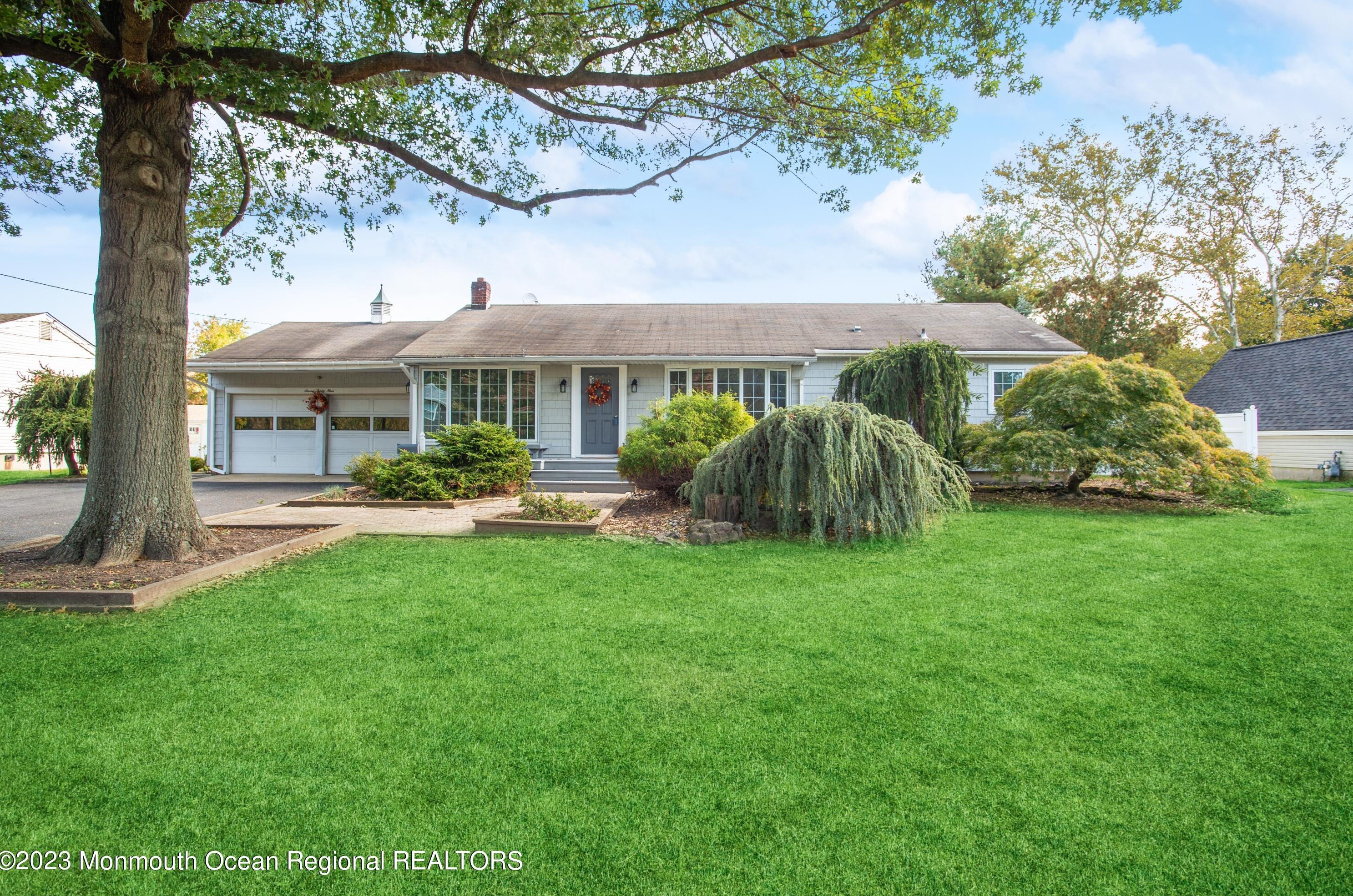 739 Holmdel Rd, Holmdel Village, NJ 07733