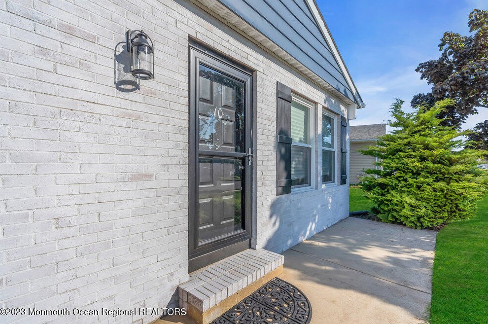 10 Tampa Ln, Toms River, NJ 08757-6164