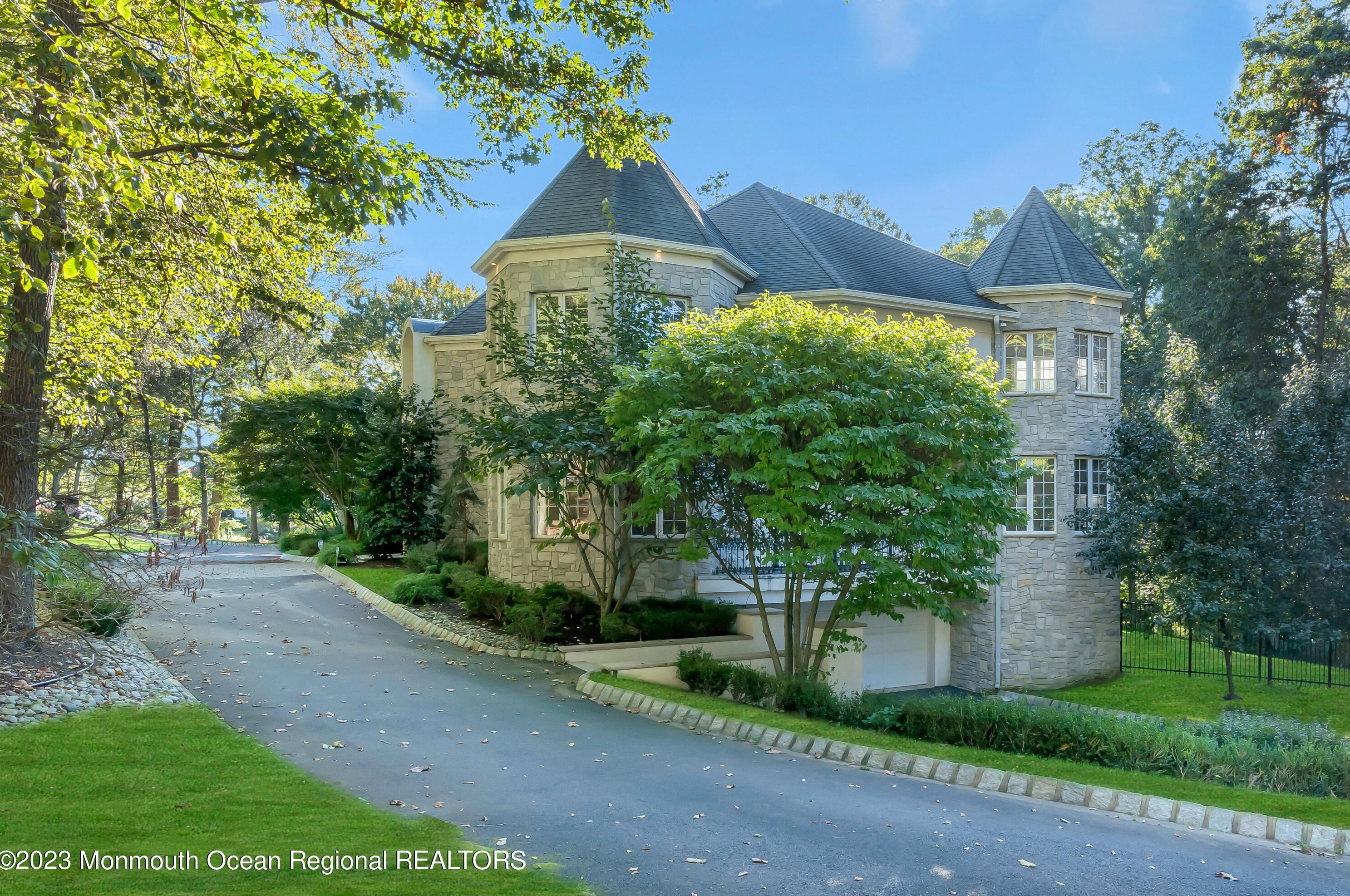 8 Round Hill, Holmdel Village, NJ 07733